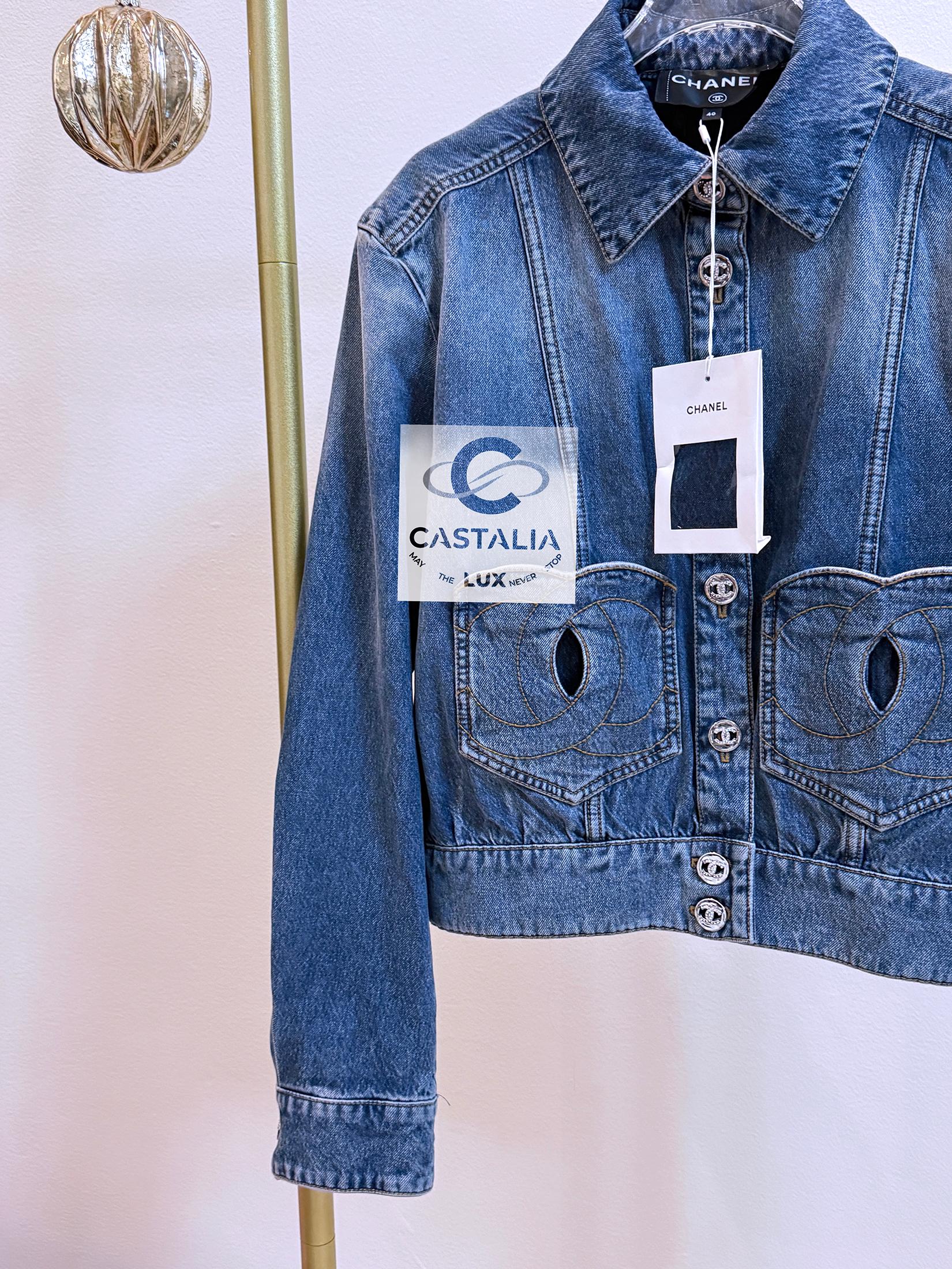 Chanel New 2024 Spring CC Heart Logo Denim Jacket 40 FR For Sale 7