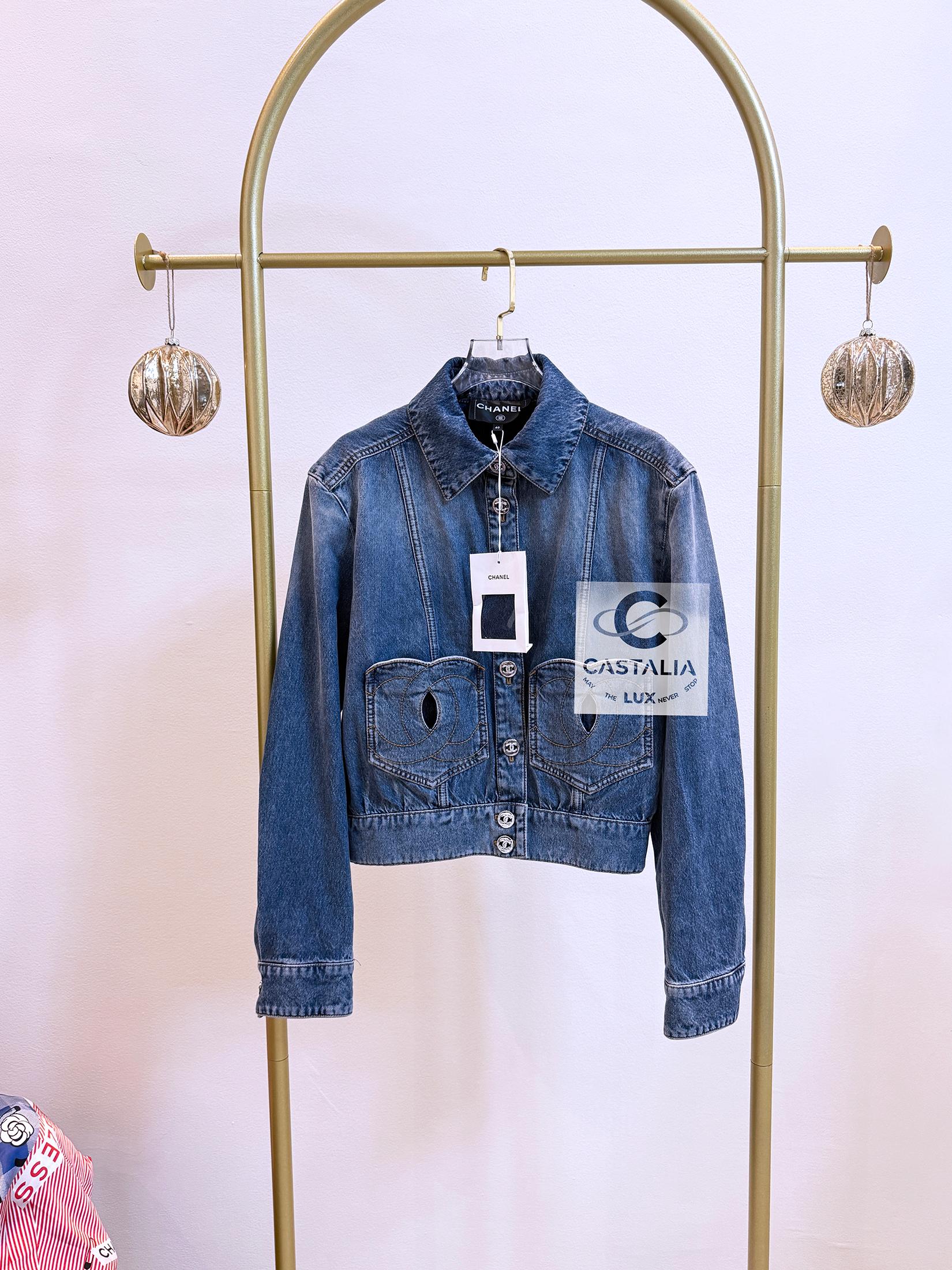 Chanel New 2024 Spring CC Heart Logo Denim Jacket 40 FR For Sale 11