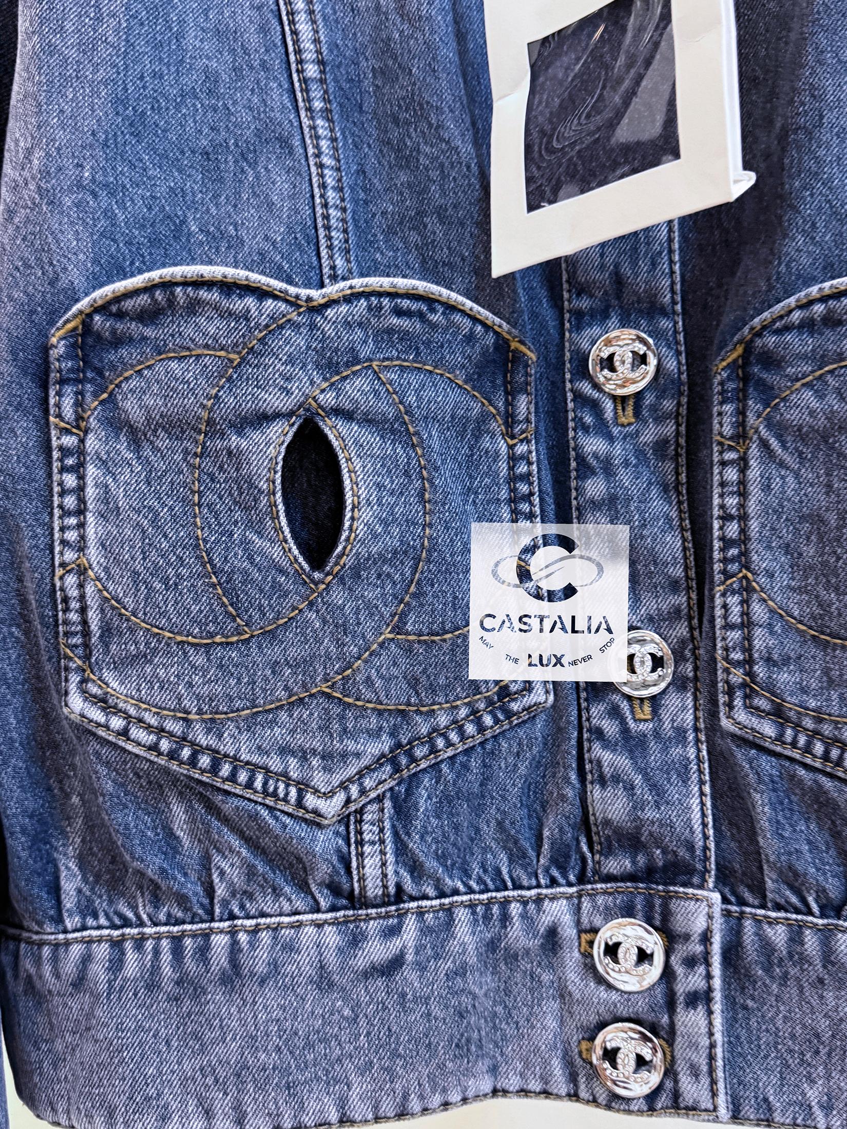 Chanel New 2024 Spring CC Heart Logo Denim Jacket 40 FR For Sale 13