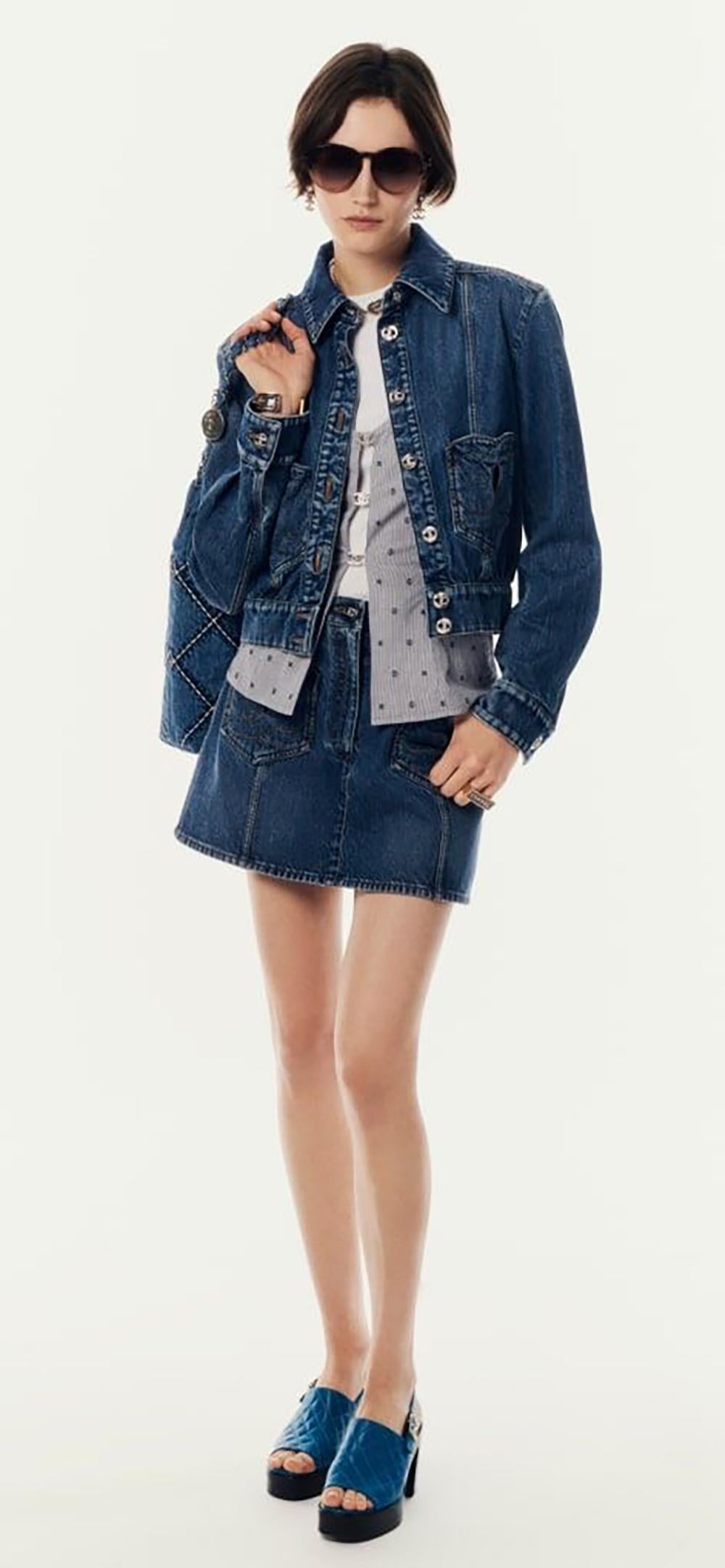 New Iconic Chanel blue denim jacket with Giant Heart Logo ~ from 2024 Spring Collection 
AS seen on many celebs! Very hard to get!
- CC logo jewel buttons
- contract stitching
Size mark 40 FR / Condition: never worn