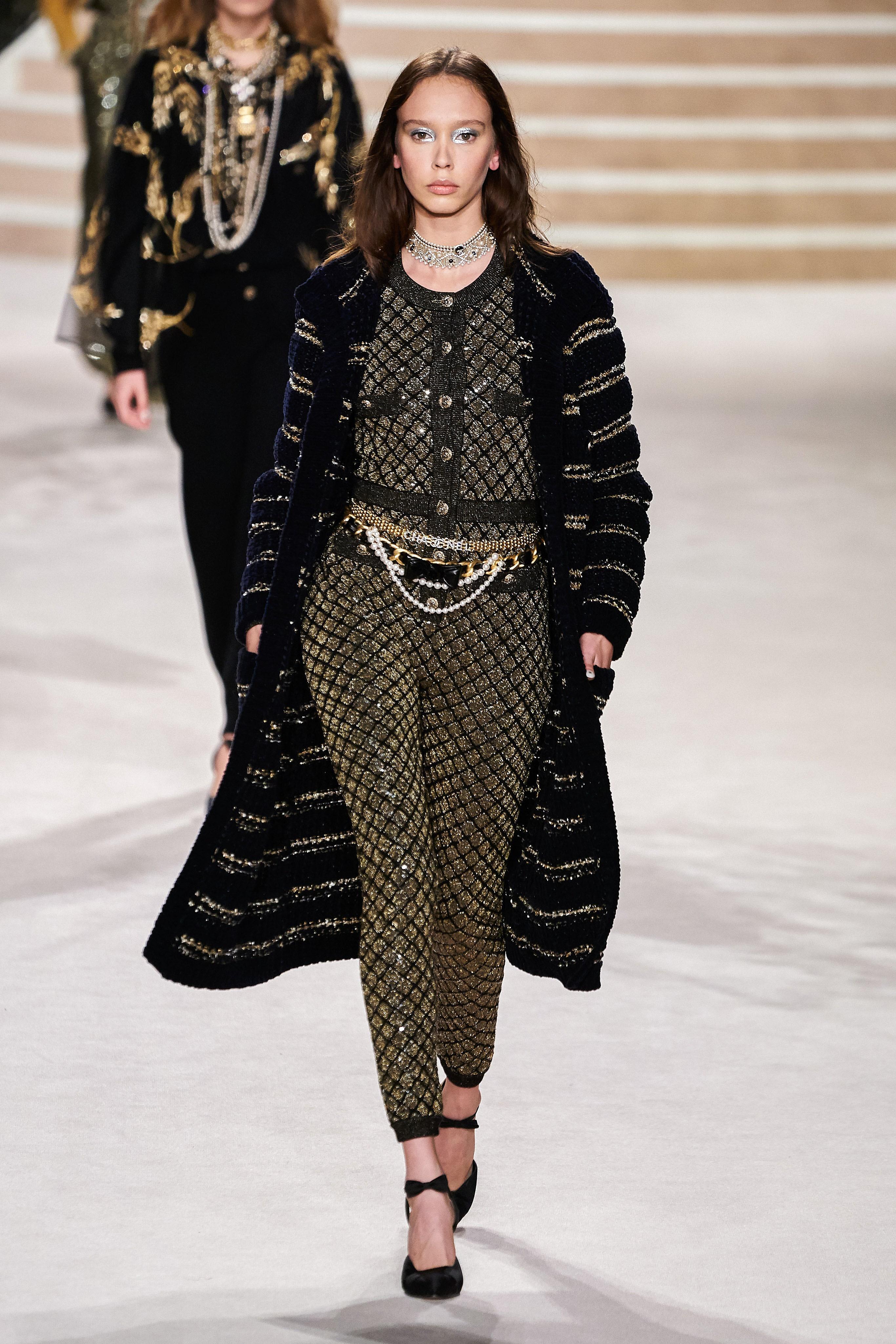 New amazing Chanel velvety relaxed jacket / coat with CC belt from Runway of 31 /  Rue Cambon Collection / 2020 Pre-Fall Metiers d'Art, 20a
- made of velvety smooth knit in stunning deep blue colour (almost black)
- interwoven with metallic