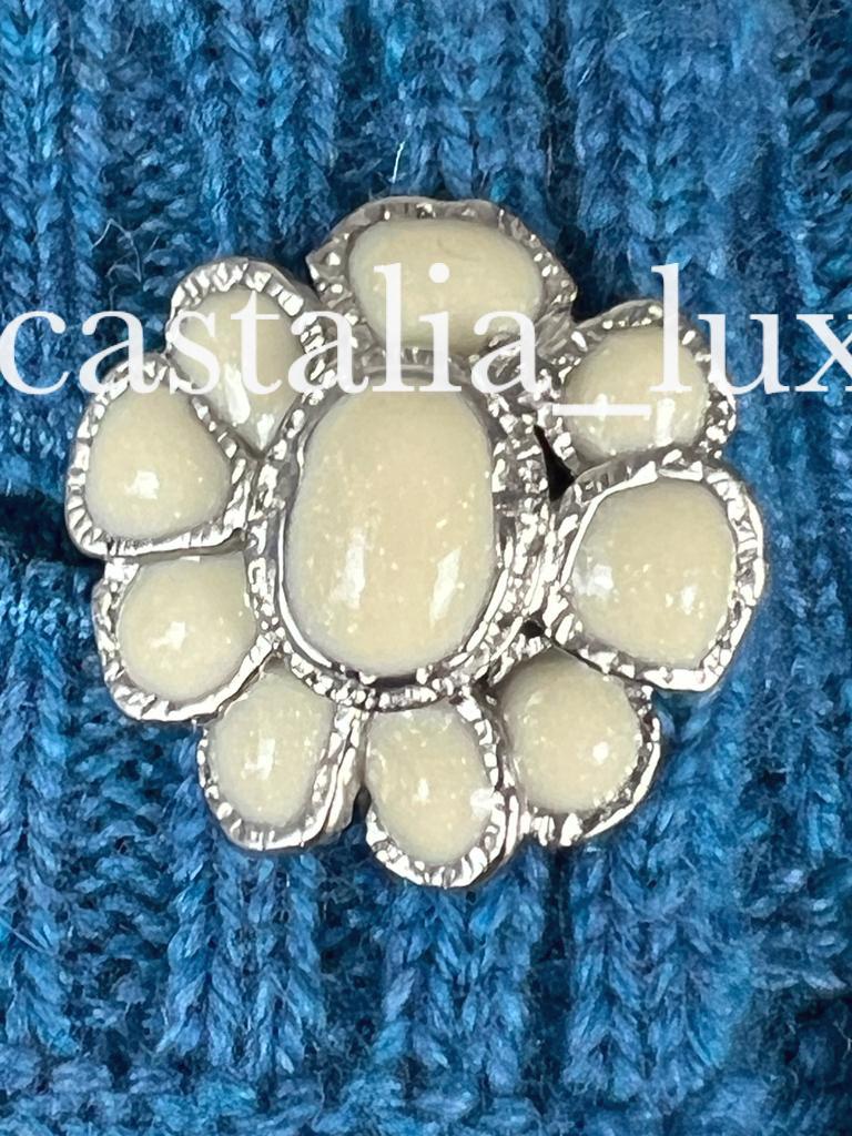 Chanel New 6K$ CC Jewel Buttons Cashmere Cardi Coat Unisexe en vente