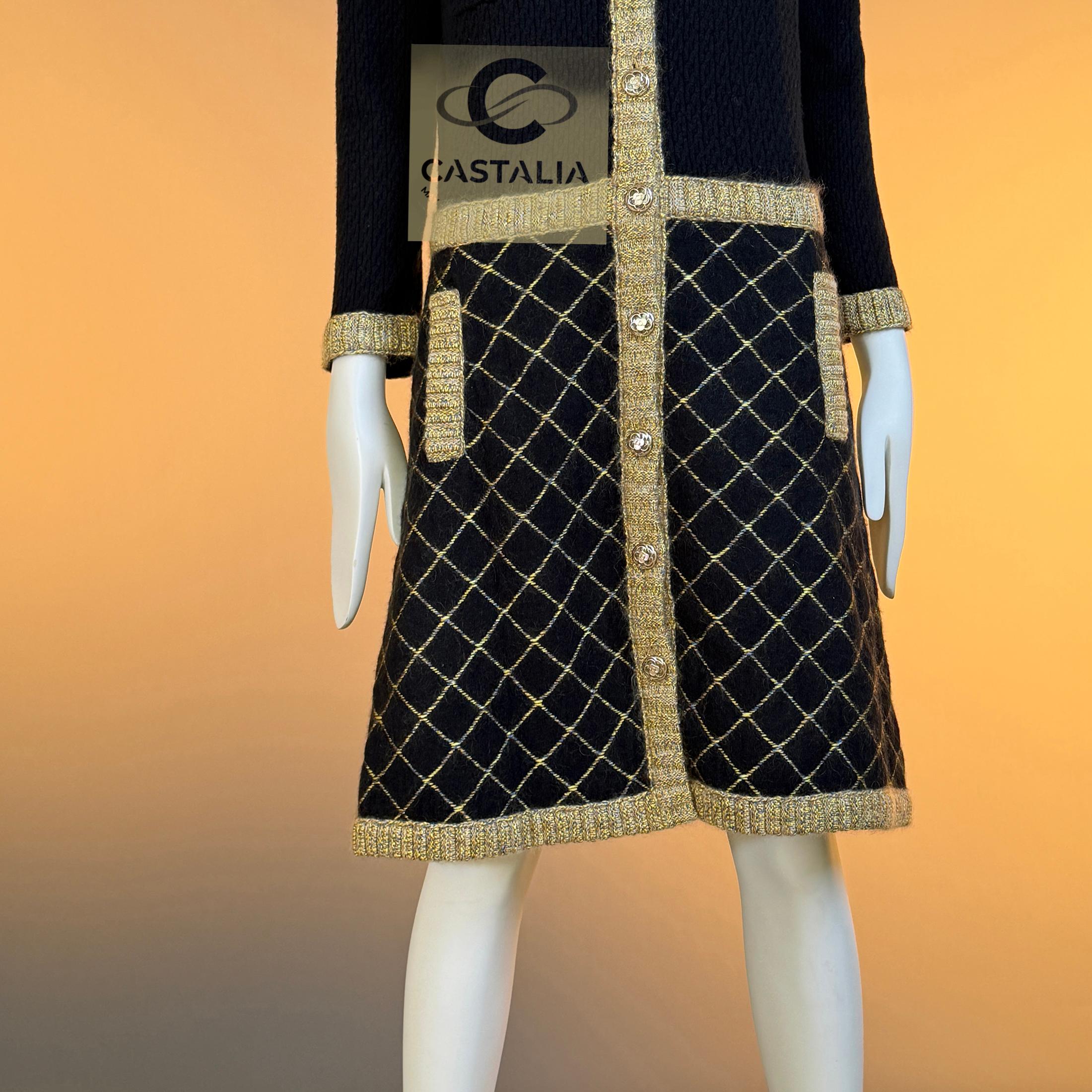 CHANEL Neu 9K$ Ikonische Coco Brasserie Gesteppte Jacke Kleid 38 FR im Angebot 11