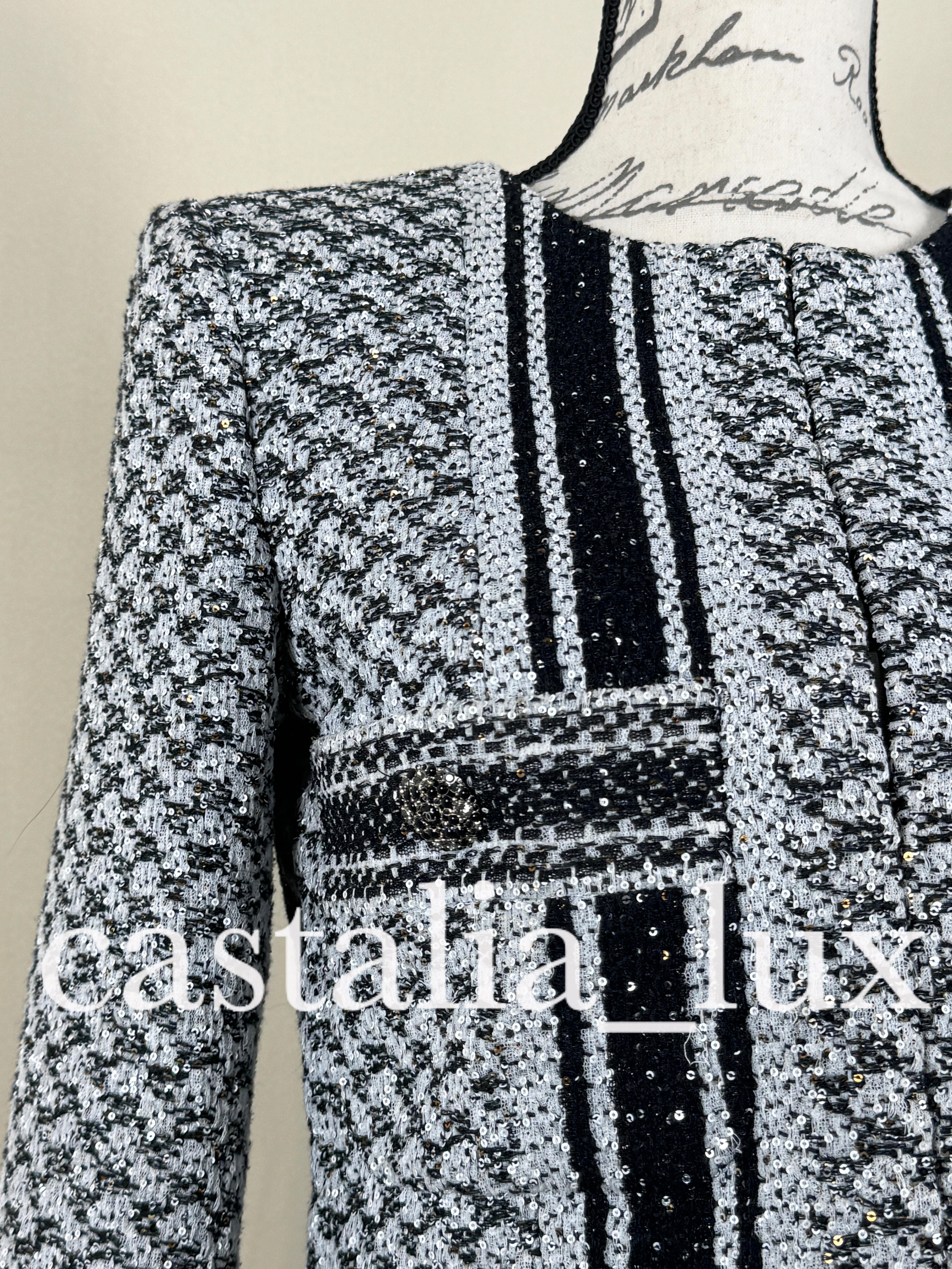 Chanel New 9K Iconic Gigi Hadid Style Tweed Jacket (veste en tweed) en vente 7