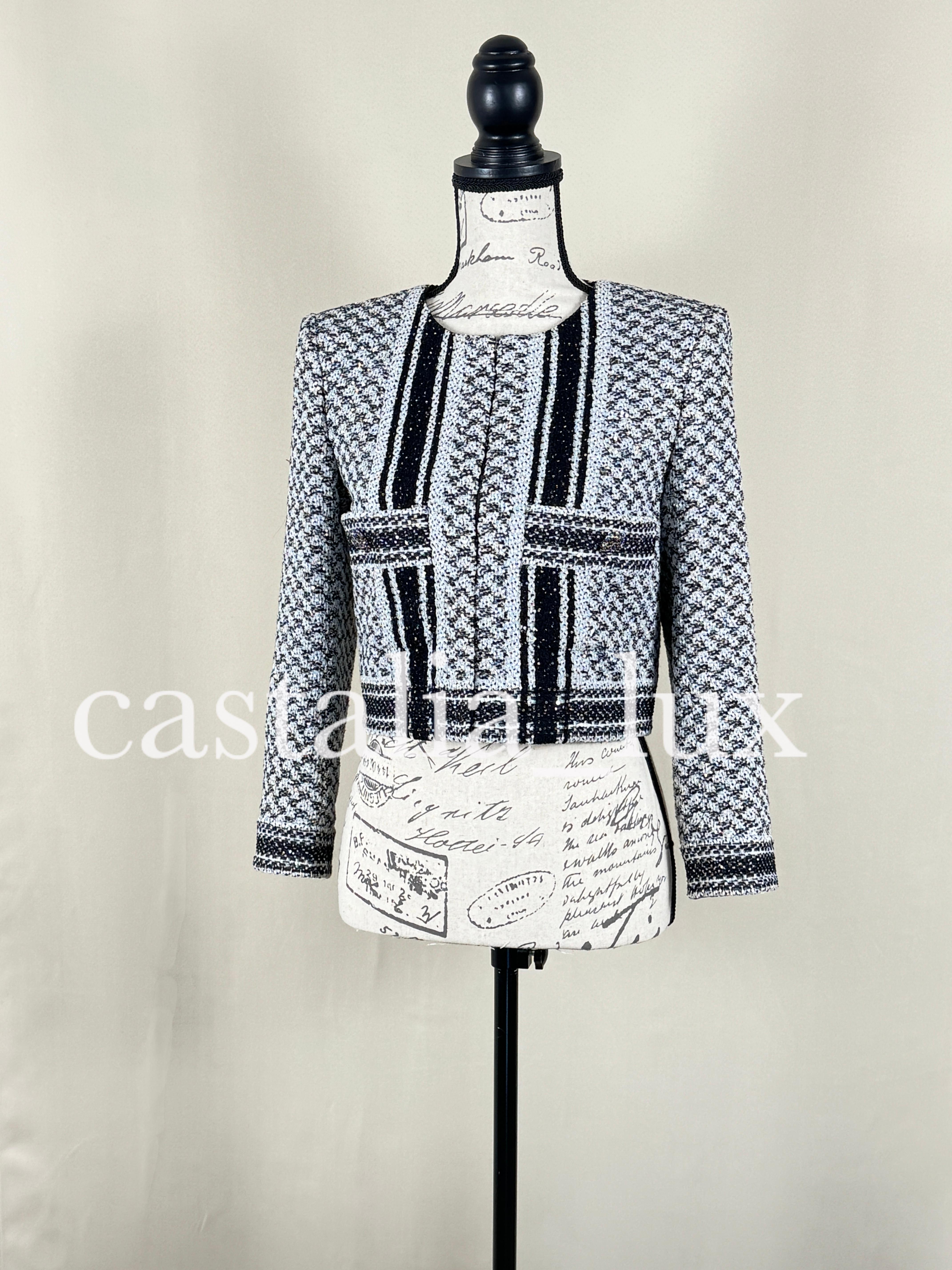 Chanel New 9K Iconic Gigi Hadid Style Tweed Jacket For Sale 10