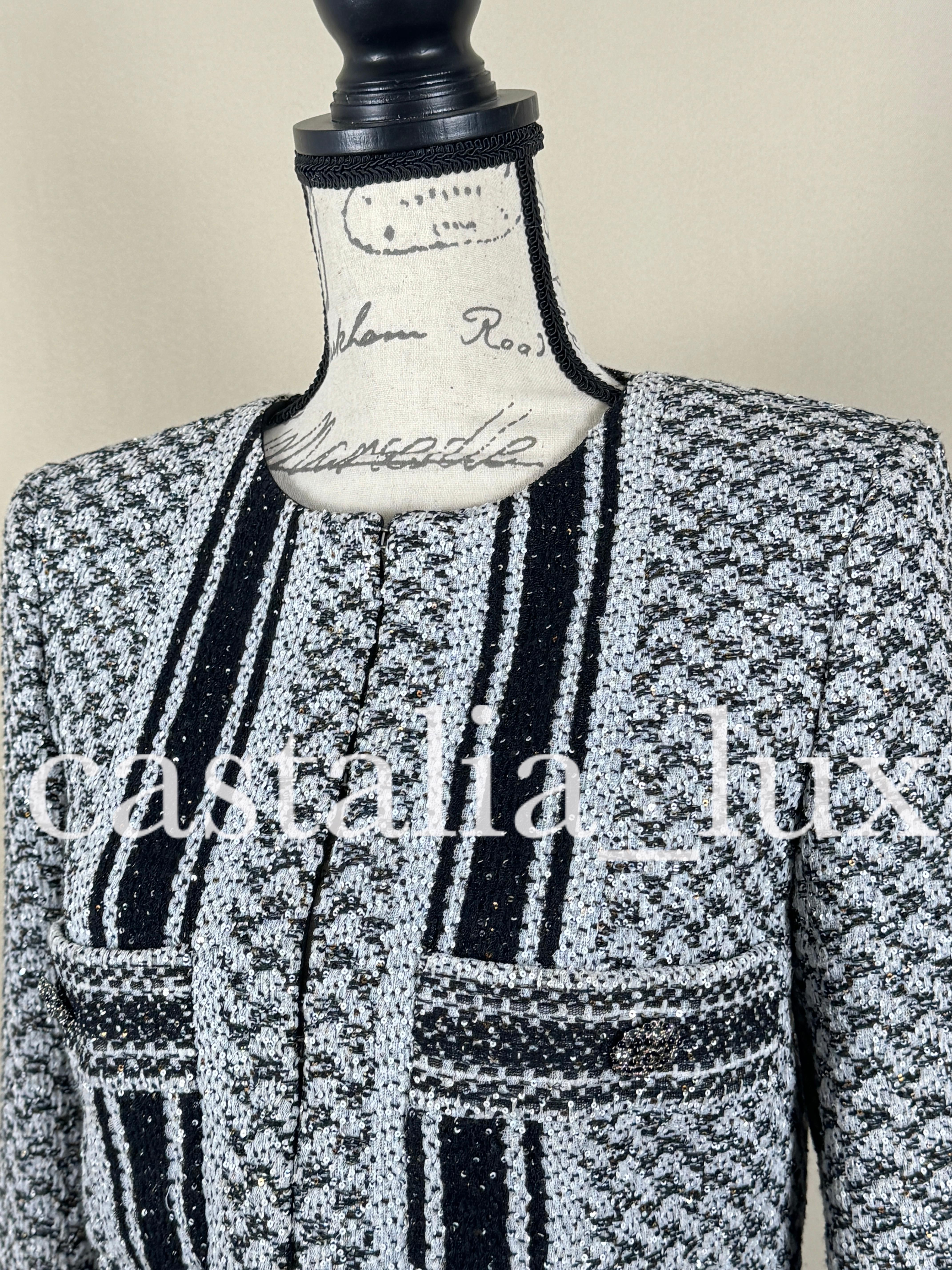 Chanel New 9K Iconic Gigi Hadid Style Tweed Jacket For Sale 12