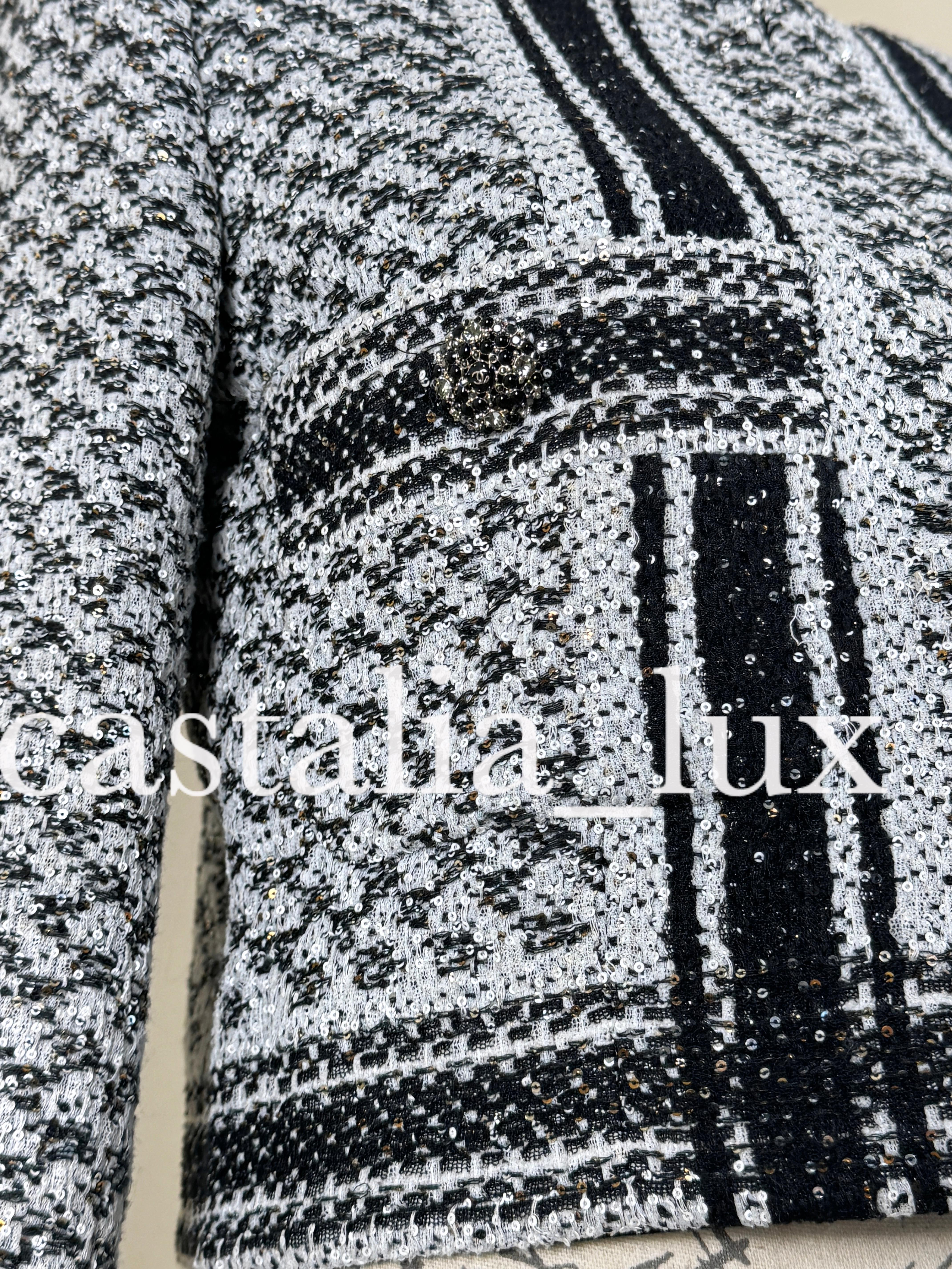 Chanel New 9K Iconic Gigi Hadid Style Tweed Jacket For Sale 13