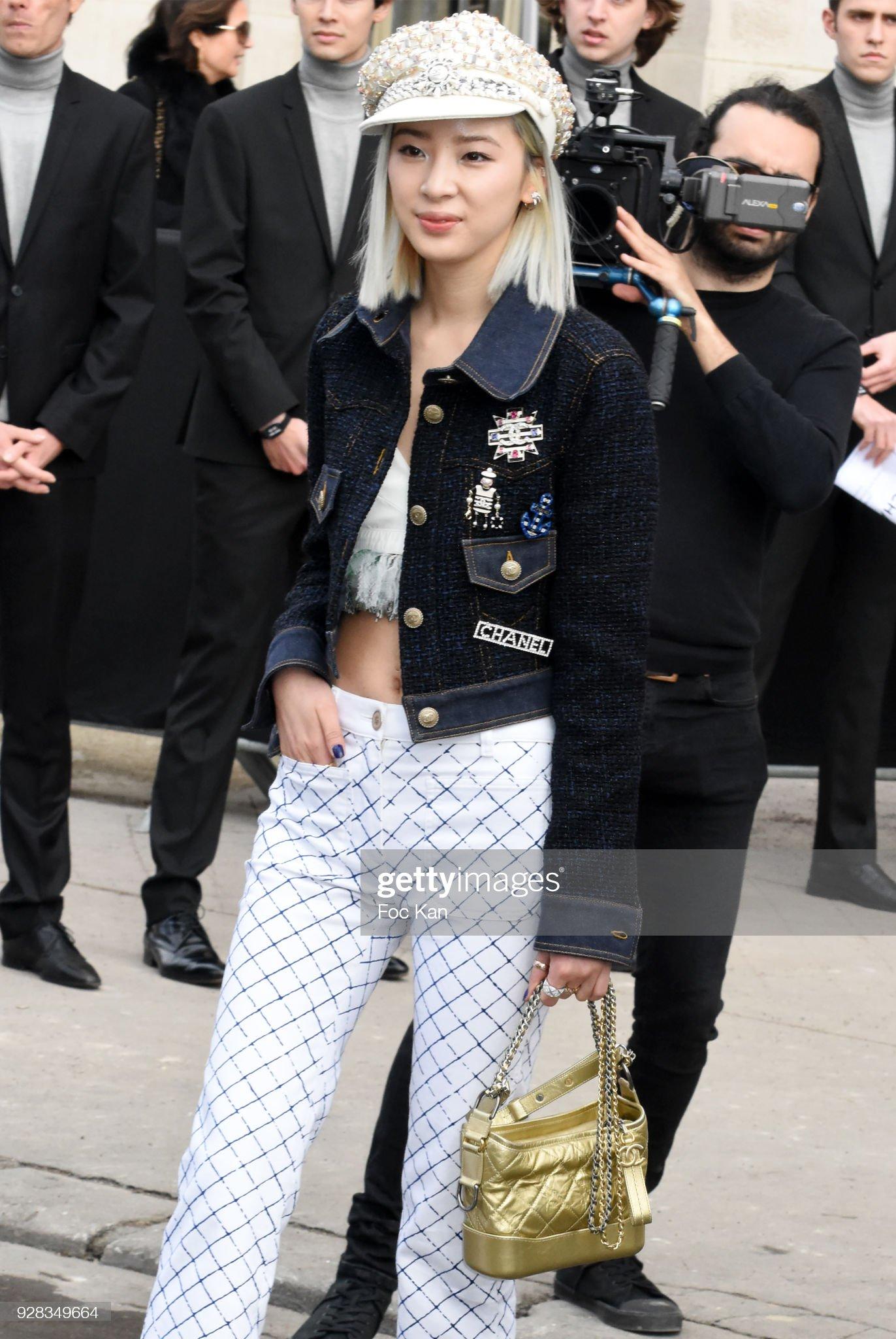 Un must have Chanel navy Lesage tweed jacket from Ad Campaigner of 2018 spring collection.
Comme on le voit dans les garde-robes de nombreux blogueurs mode et influenceurs !
Taille 34 fr. Jamais porté.
- en superbe tweed Lesage marine et noir avec