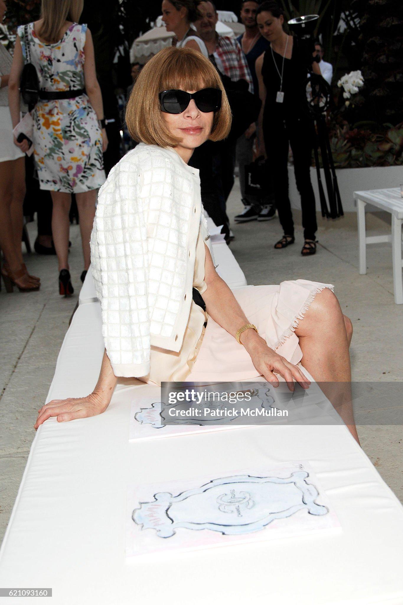 Collectible Chanel grey cashmere jacket with iridescent 'mermaid 'sequins embellishment ~ as seen om style icon Anna Wintour !
- CC logo 'shake hands' buttons 
- stunning 'mermaid' effect shimmer of sequins
Size mark 46 FR / Condition: never worn