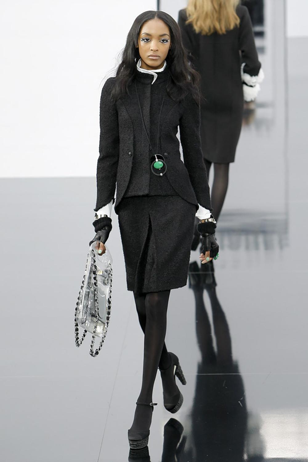 Chanel, giacca in tweed bouclé nero con bottoni a testa di leone, sfilata autunno 2009
- Maestà parigina, scolpita nell'ombra

~ Comandante e allo stesso tempo raffinato, 
questa squisita giacca Chanel emana un potere discreto che deriva