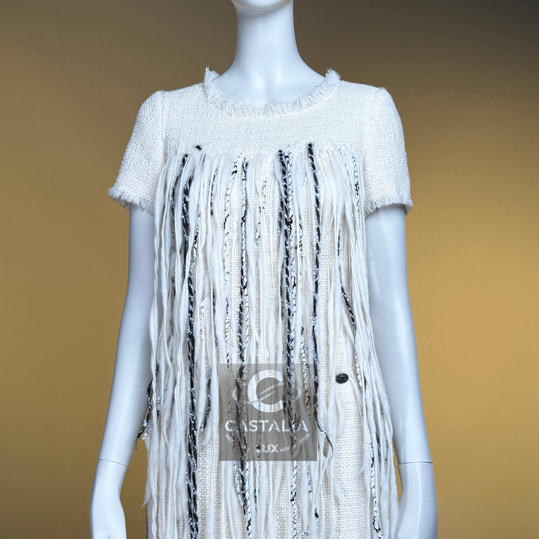CHANEL New ARCTIC Collection Icone Robe en tweed frangé 34 FR en vente 5