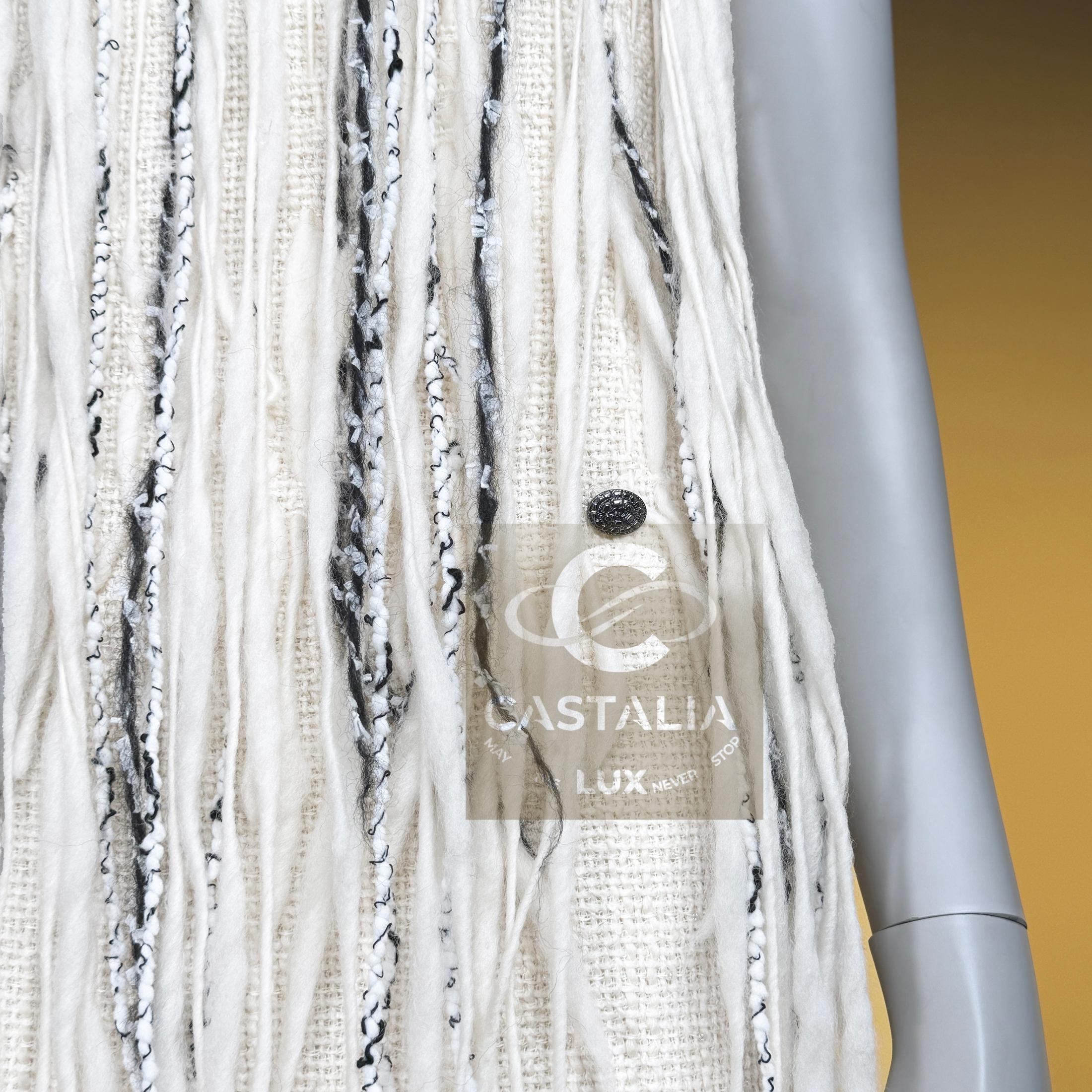 CHANEL New ARCTIC Collection Icone Robe en tweed frangé 34 FR en vente 6