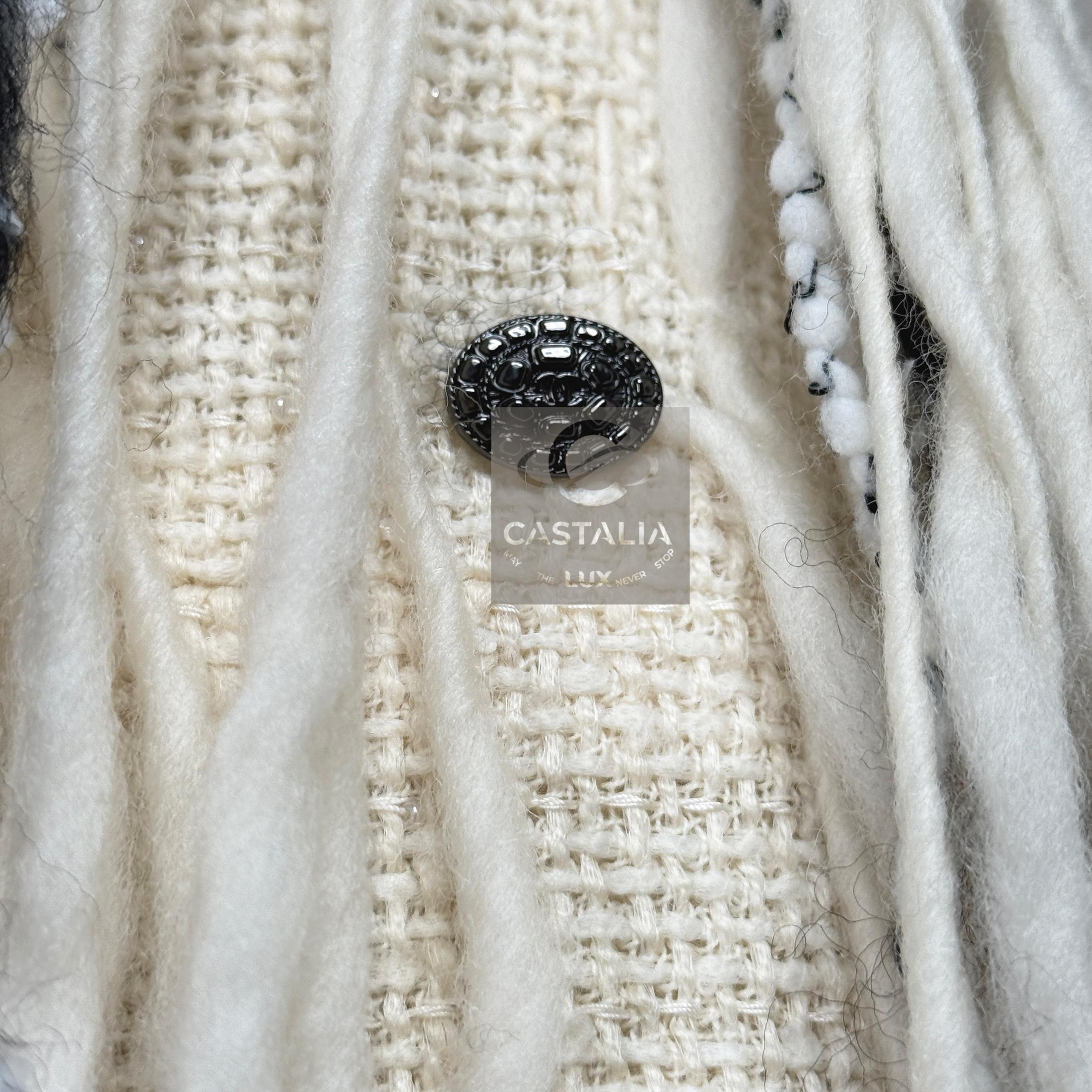 CHANEL New ARCTIC Collection Icone Robe en tweed frangé 34 FR en vente 7