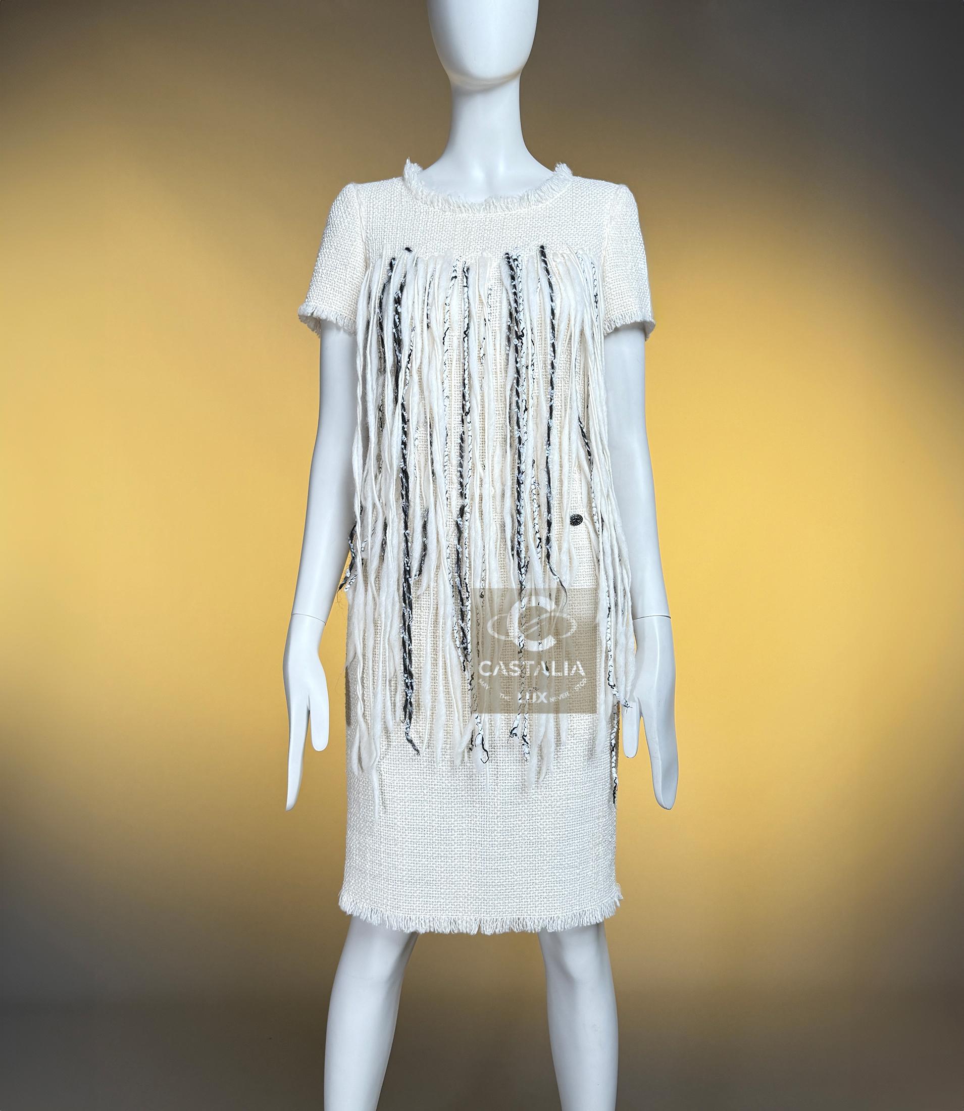 CHANEL New ARCTIC Collection Icone Robe en tweed frangé 34 FR en vente 8