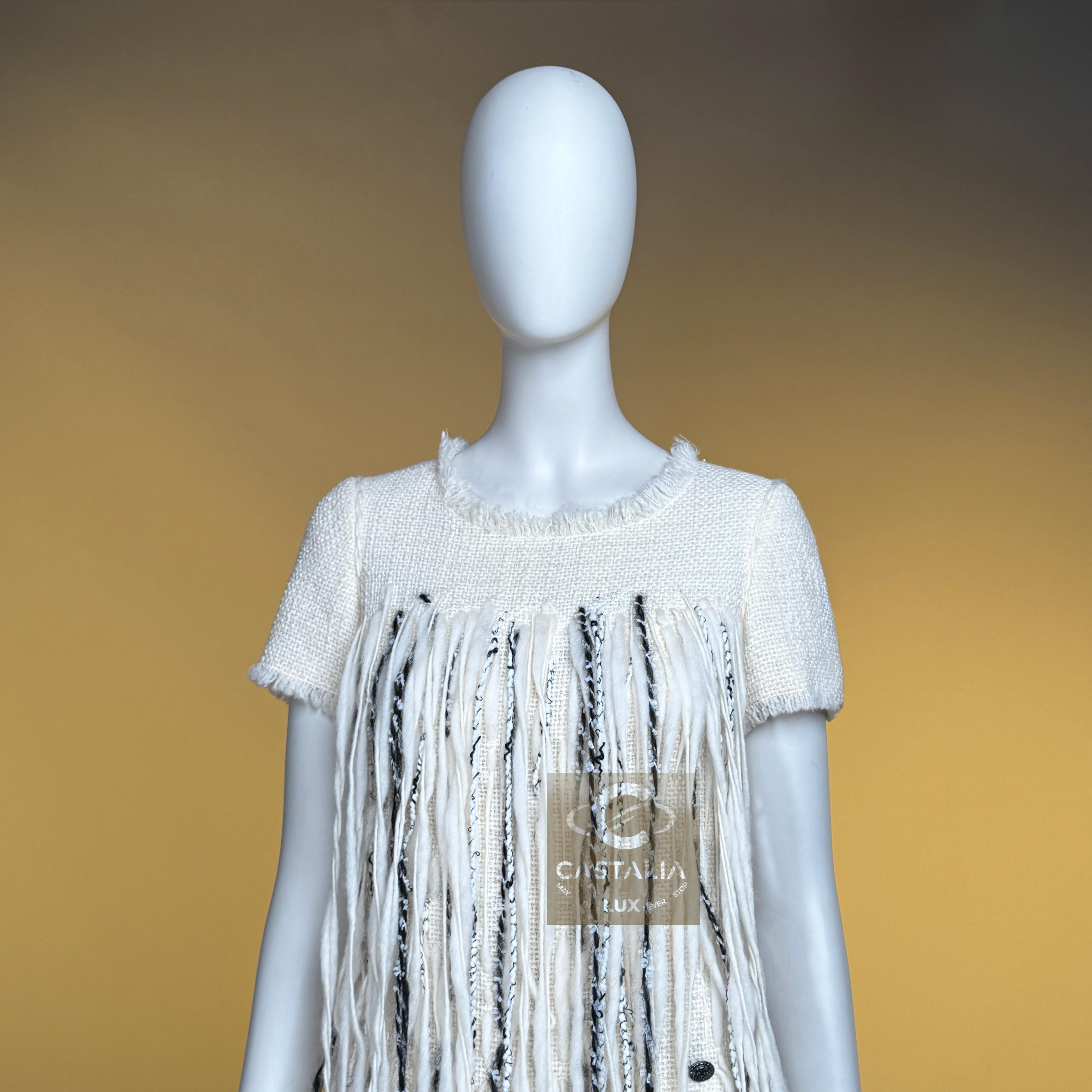 CHANEL New ARCTIC Collection Icone Robe en tweed frangé 34 FR en vente 9