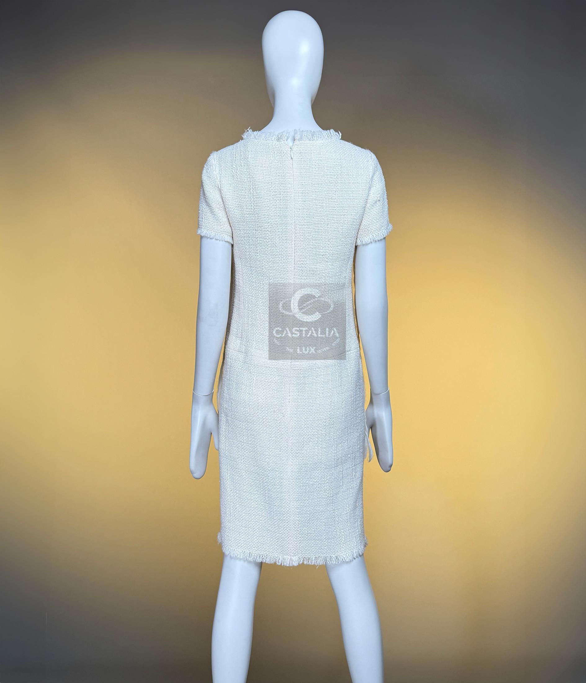 CHANEL New ARCTIC Collection Icone Robe en tweed frangé 34 FR en vente 11