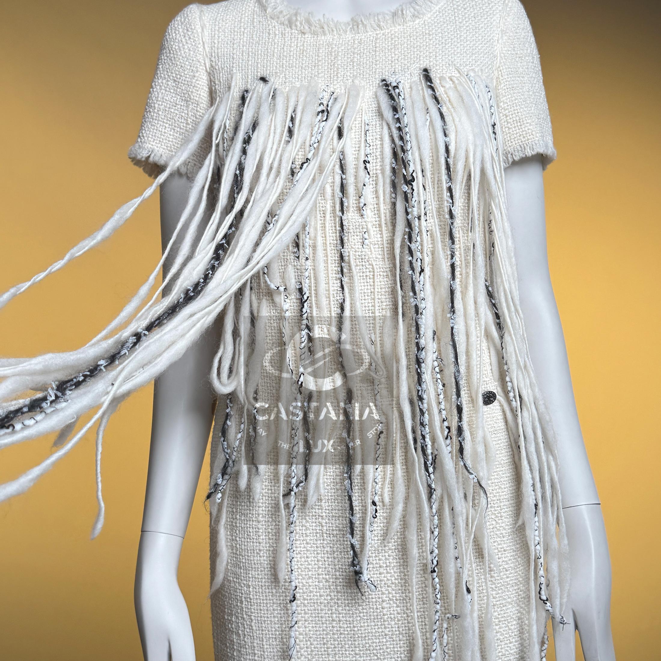 CHANEL New ARCTIC Collection Icone Robe en tweed frangé 34 FR en vente 13