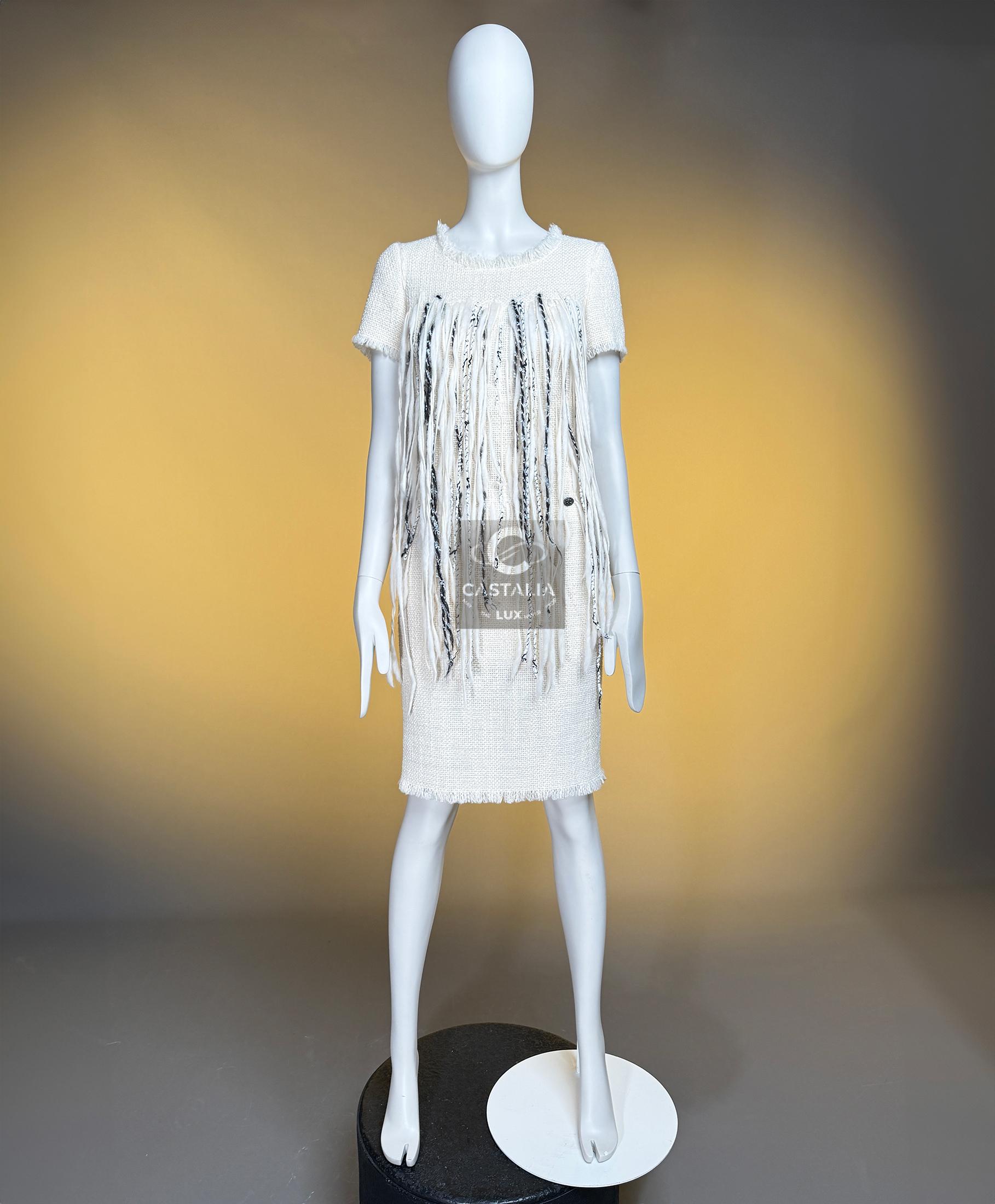 CHANEL New ARCTIC Collection Icone Robe en tweed frangé 34 FR en vente 4