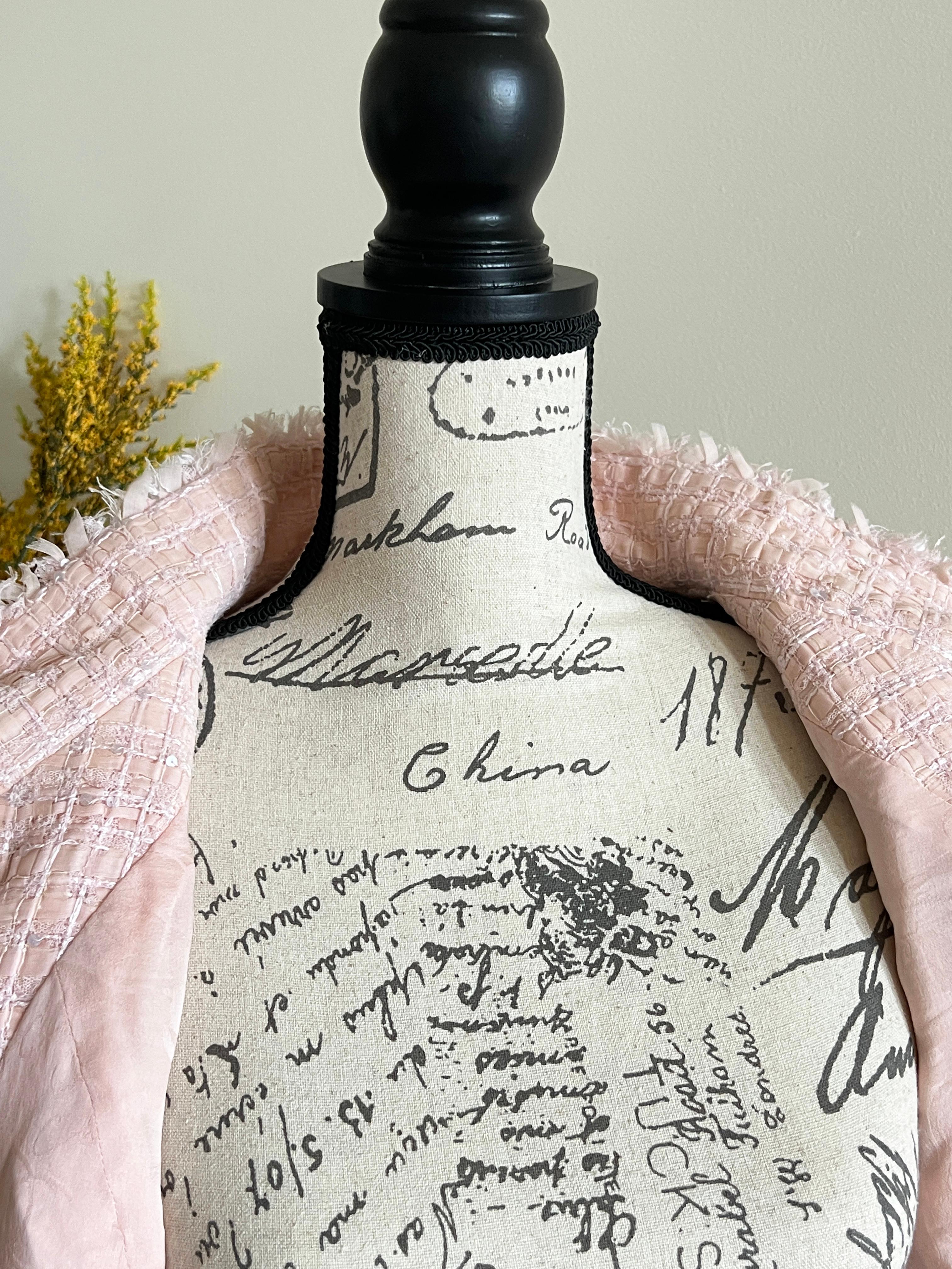 Chanel - Ensemble veste et jupe en tweed à rubans de style Barbie, état neuf en vente 8