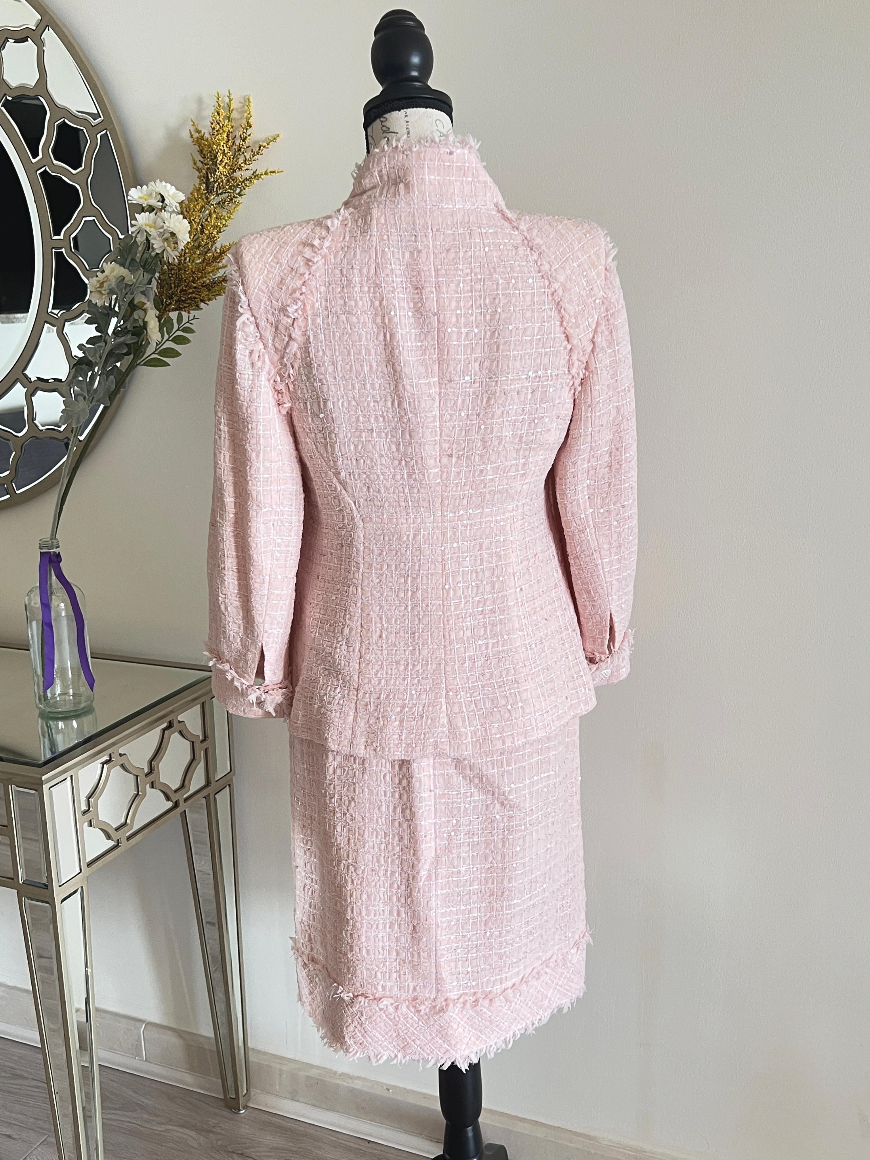 Chanel - Ensemble veste et jupe en tweed à rubans de style Barbie, état neuf en vente 10