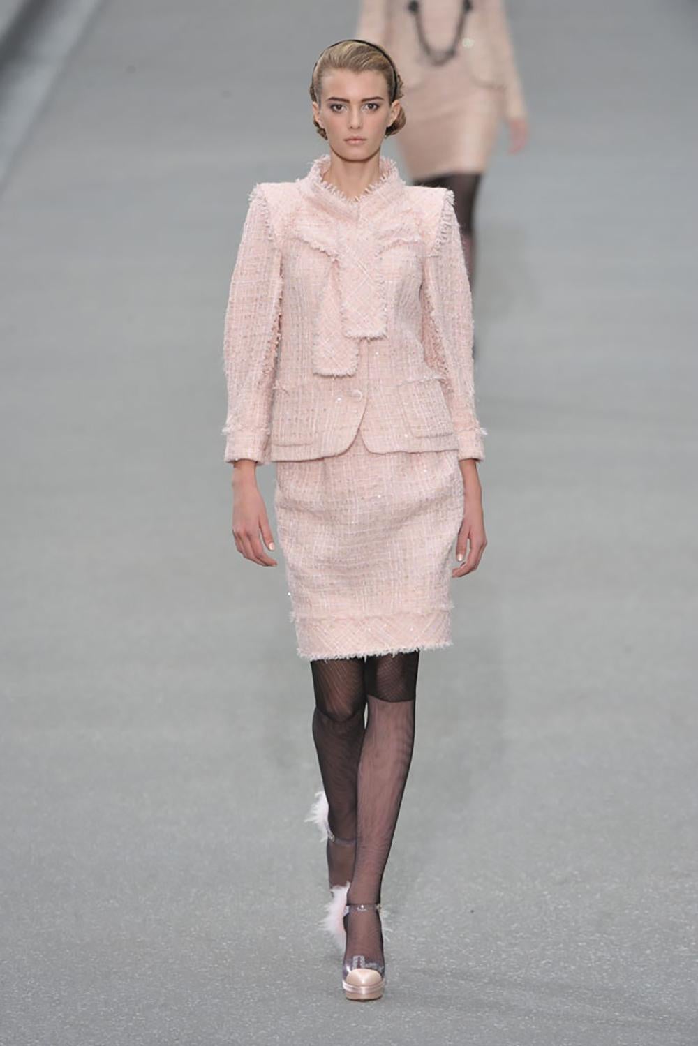 Nouveau fabuleux ensemble veste et jupe en tweed à rubans de Chanel, issu du défilé de la Collection S 2009. Prix de vente de la veste 8,860$, jupe 3,670$.
Aujourd'hui, le prix en boutique d'une veste en tweed avec ruban commence à 16 000 $.
Marque