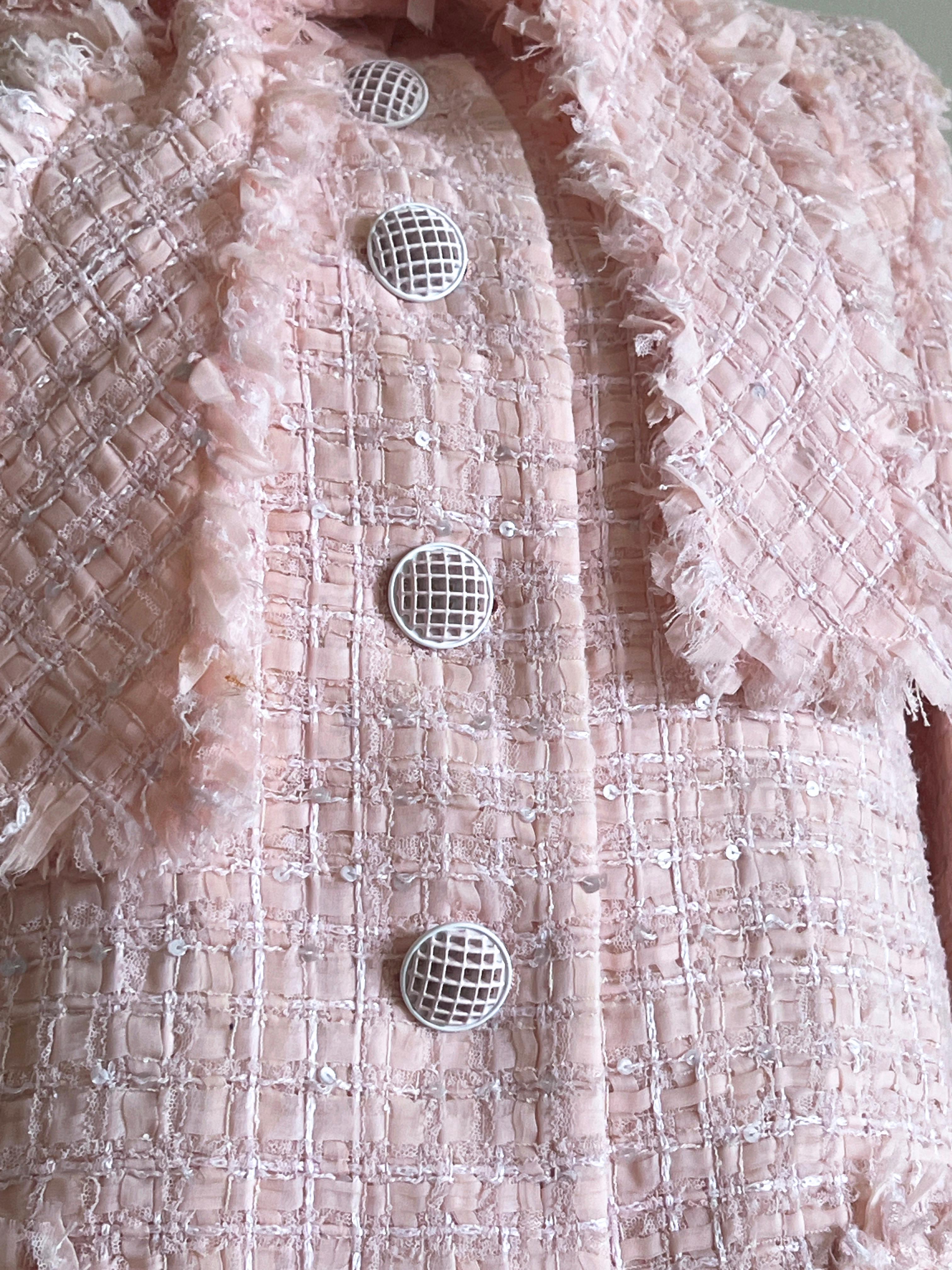 Chanel - Ensemble veste et jupe en tweed à rubans de style Barbie, état neuf Neuf - En vente à Dubai, AE