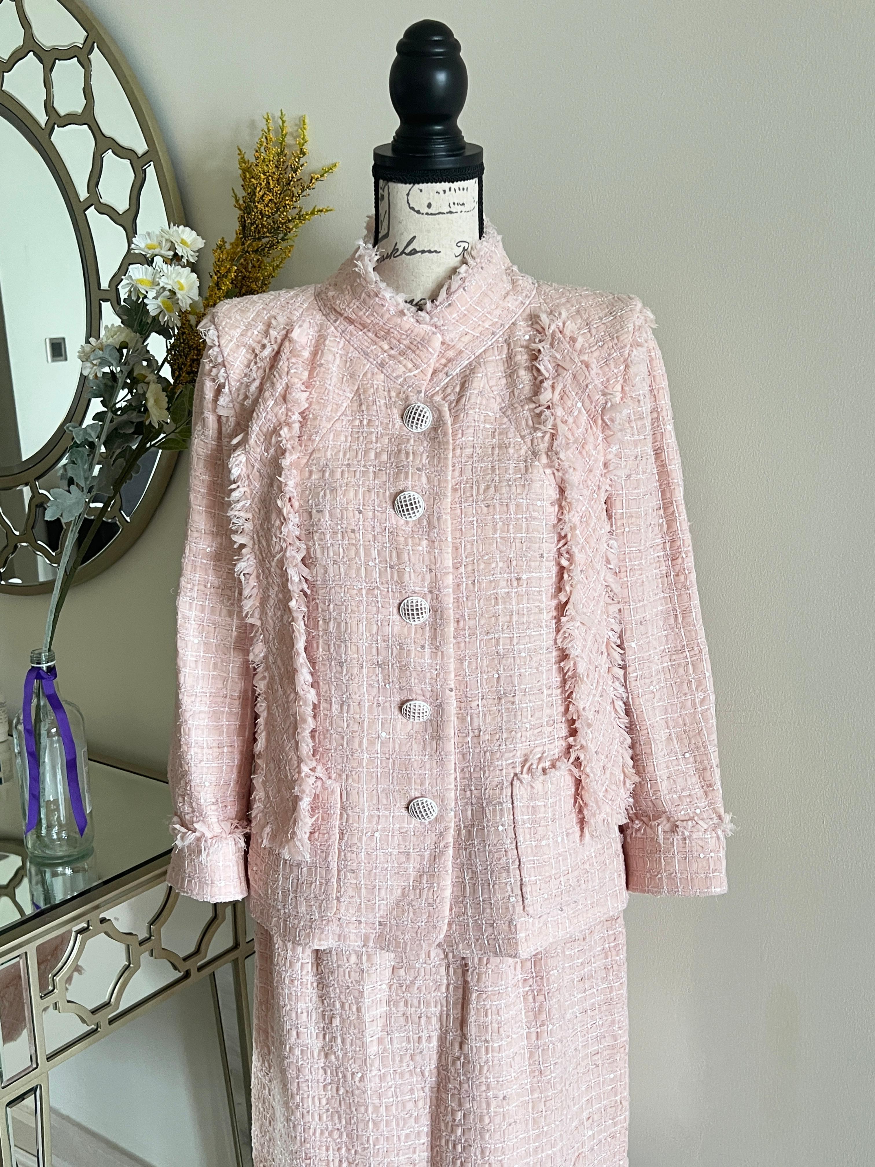 Chanel - Ensemble veste et jupe en tweed à rubans de style Barbie, état neuf en vente 2