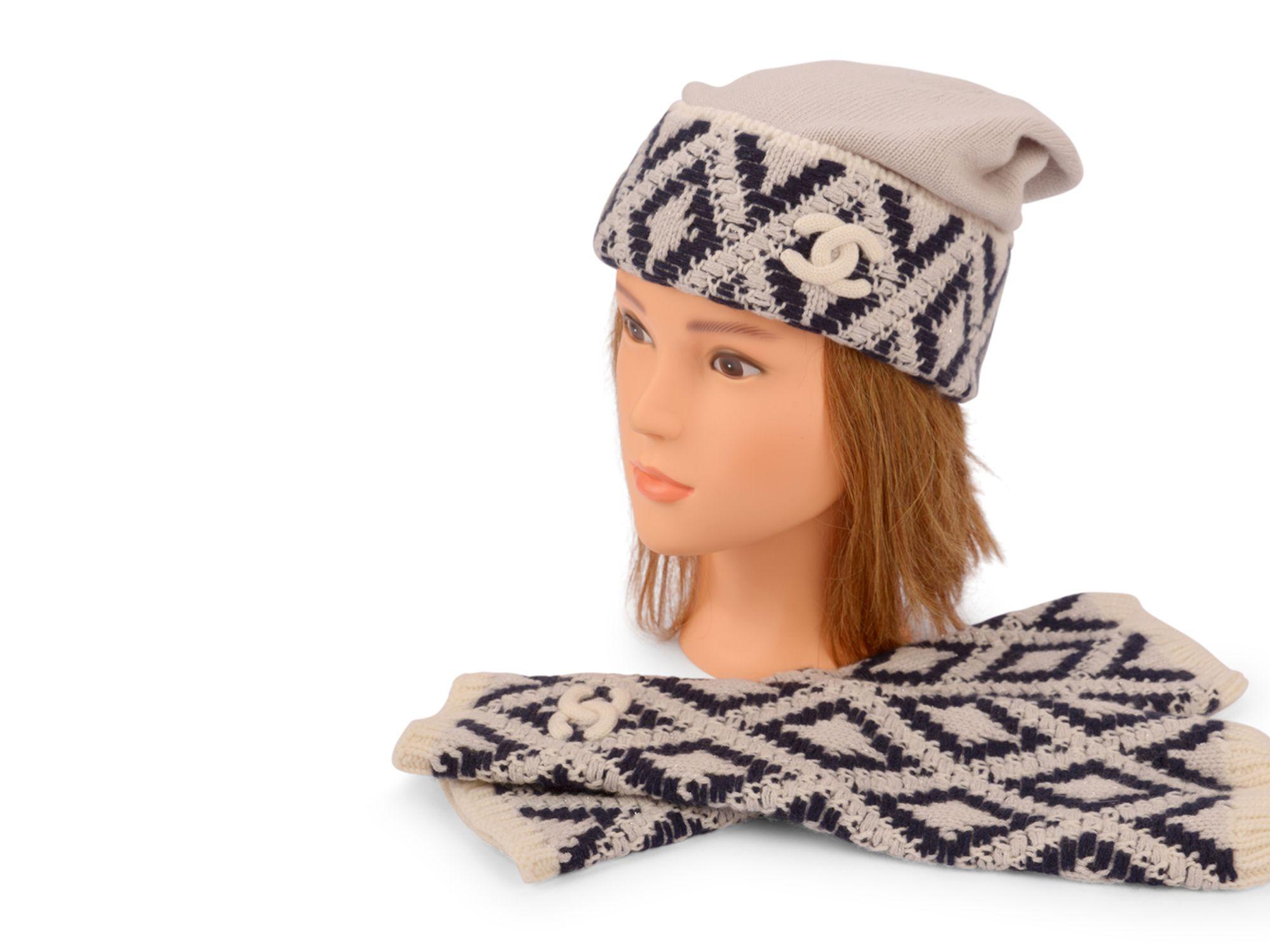 Chanel New Beanie & Fingerless Gloves Cashmere Set en vente