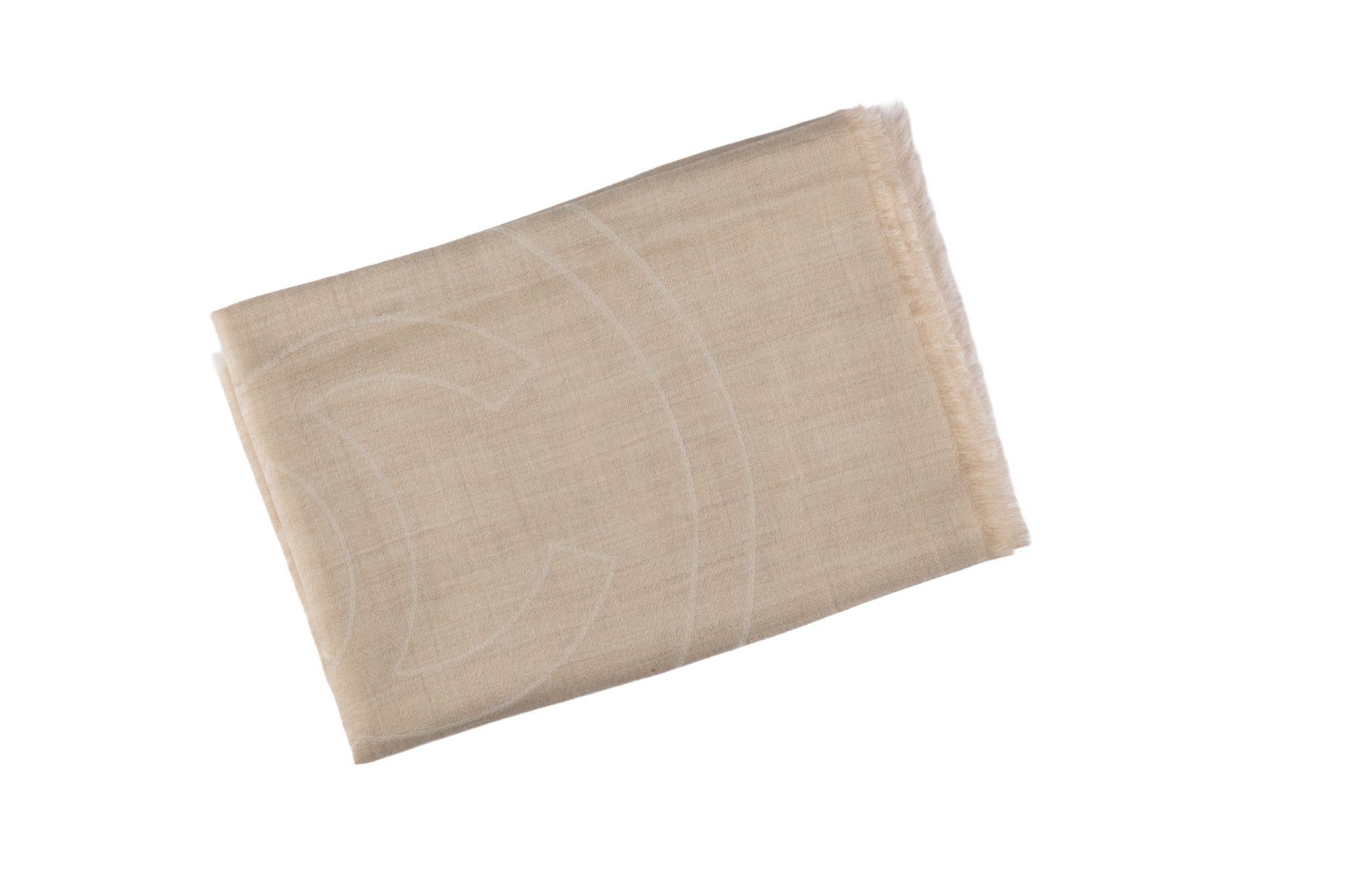 Ce châle en cachemire beige de Chanel est d'un beau ton naturel et présente un bord frangé qui complétera n'importe quelle tenue.