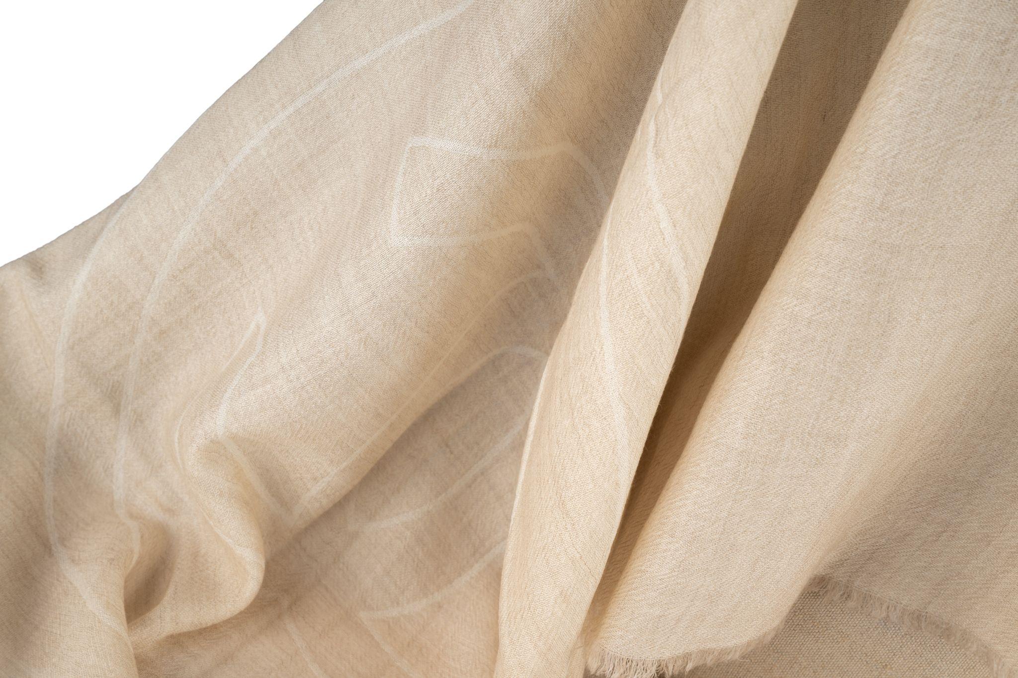 Chanel New Beige Châle en cachemire en vente 1