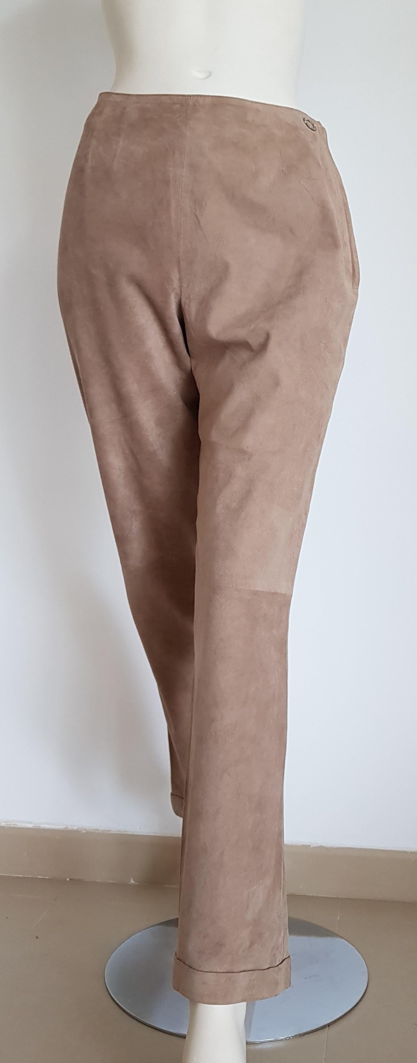 CHANEL beige suede pants silk lined - Unworn, New.

SIZE: equivalent to about Small / Medium, please review approx measurements as follows in cm. PANTS: lenght 99, inseam length 72, waist circumference 75, hip circumference 96, leg hem circumference