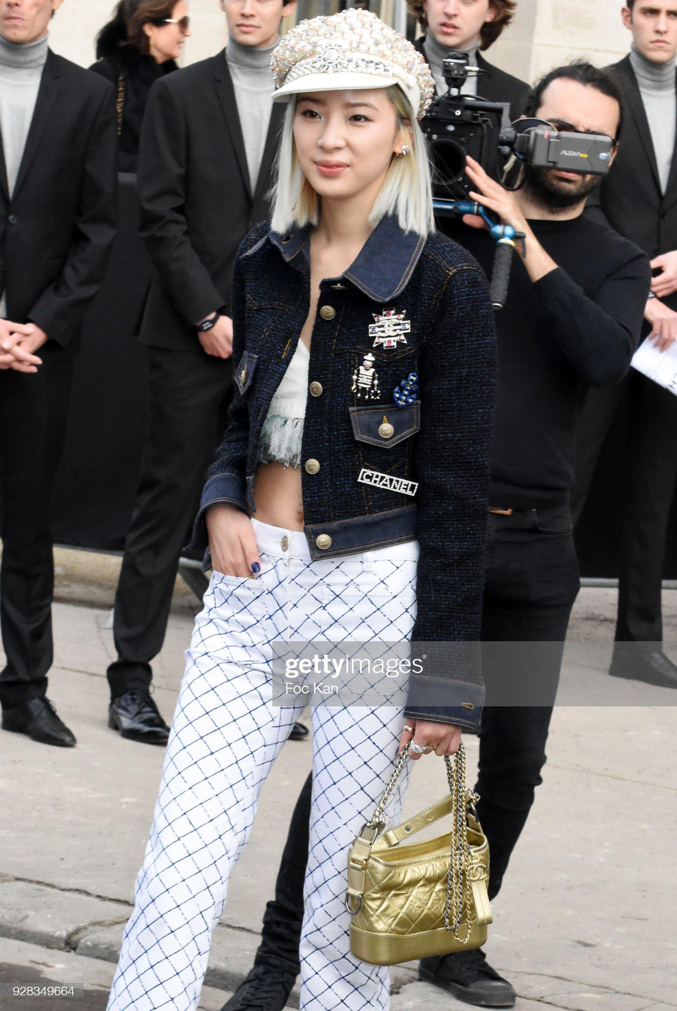 Ein Muss Chanel navy Lesage Tweed-Jacke aus Ad Campaigner der Frühjahrskollektion 2018.
Wie in den Kleiderschränken vieler Modeblogger und Influencer!
Größenbezeichnung 34 fr. Nie getragen
- aus atemberaubendem marineblauem und schwarzem