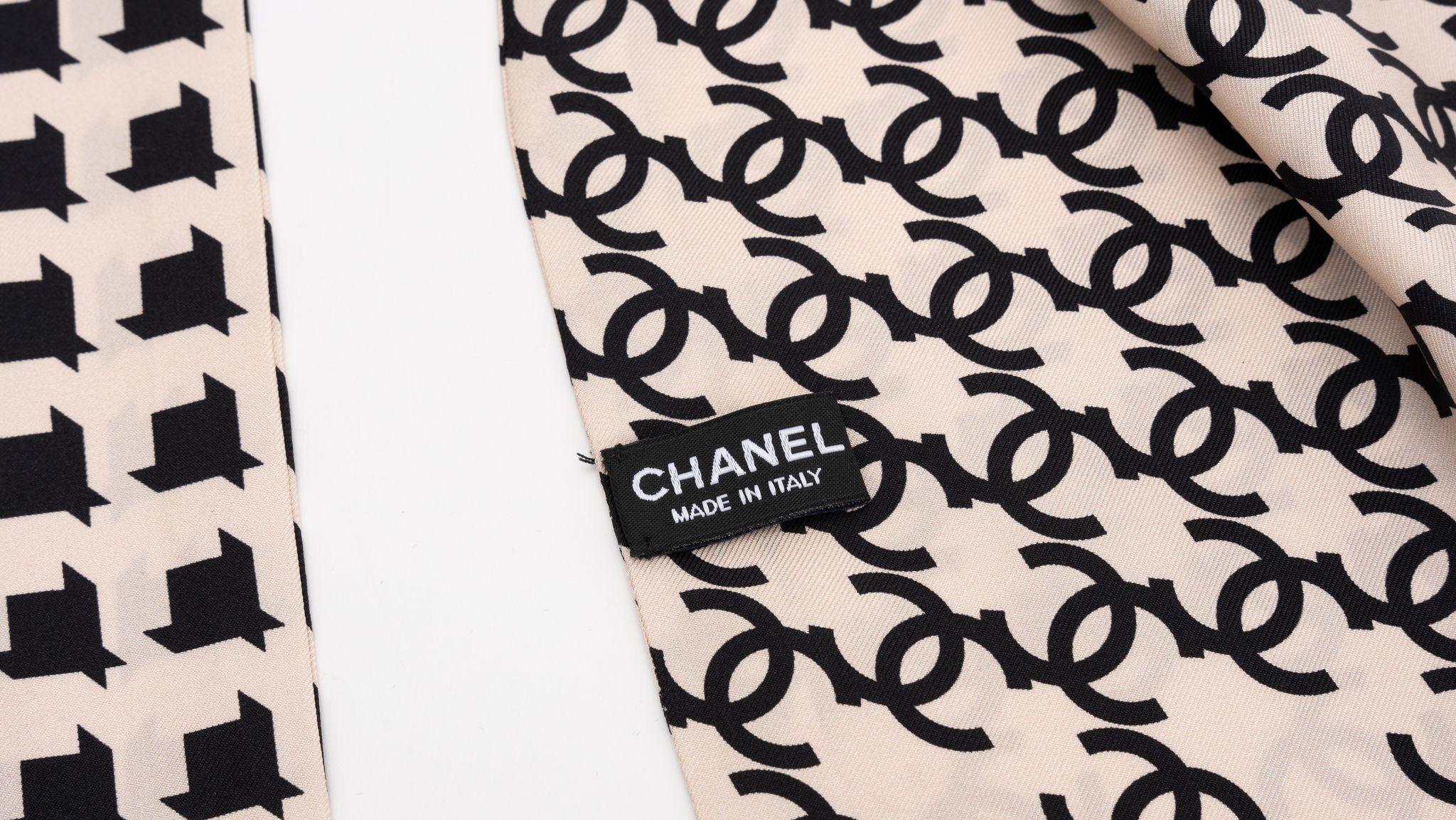 Chanel New Bl/Cr Optical Silk Twilly In New Condition For Sale In West Hollywood, CA