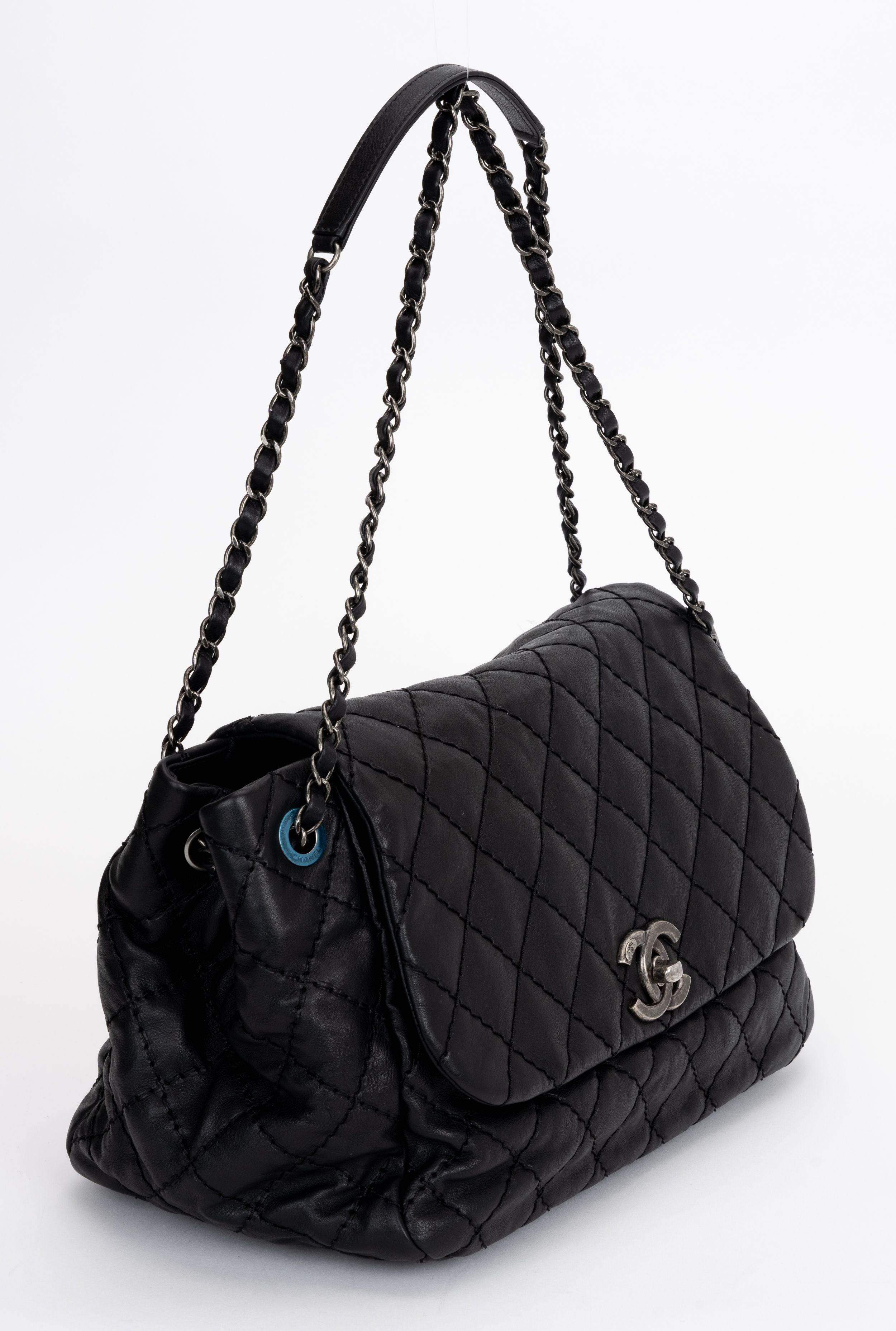 Le sac à bandoulière Chanel Stitch It en cuir de veau est doté d'une poignée entrelacée de cuir et de chaîne et d'une fermeture à cadenas CC. Une poche intérieure zippée. Jamais utilisé, plastique sur la quincaillerie.
Epaule de 9