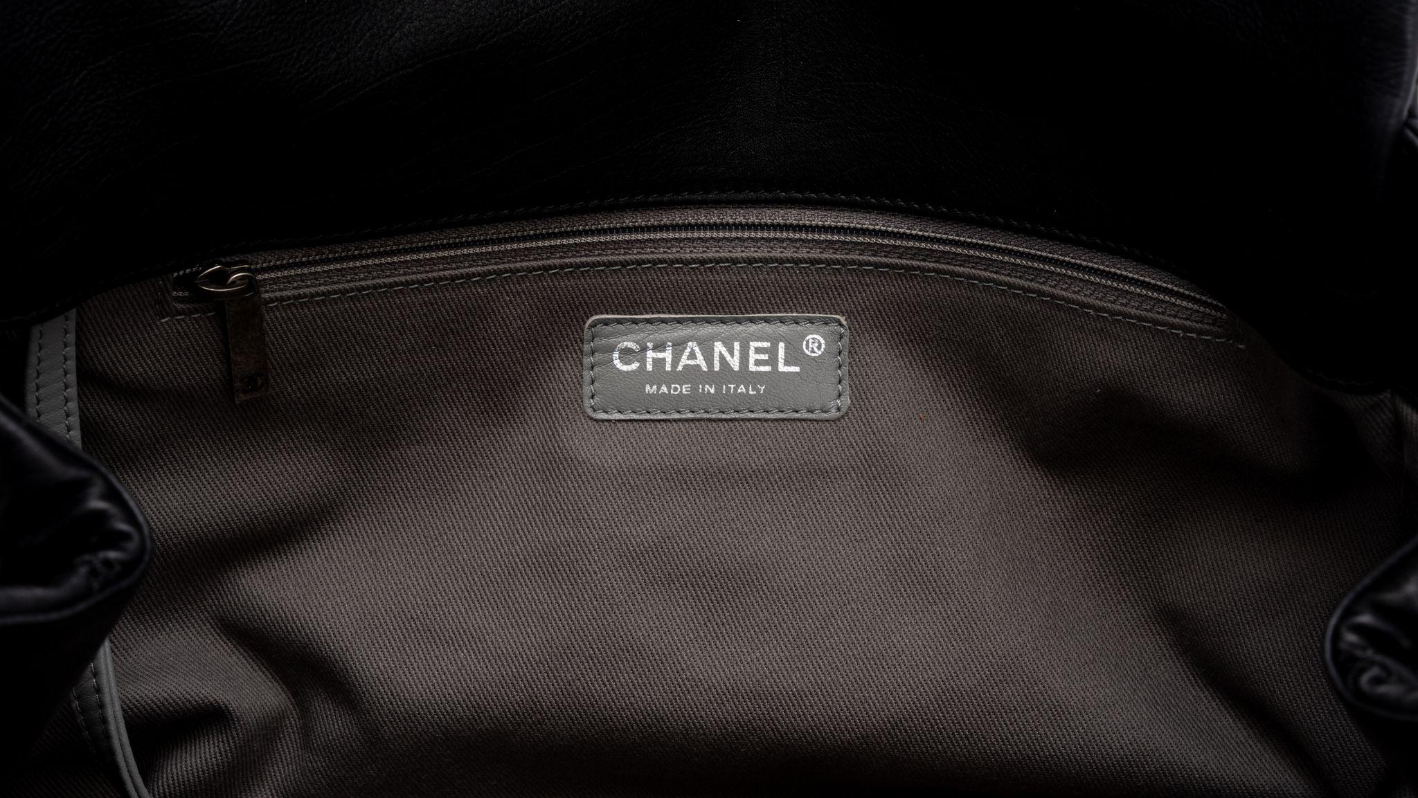 Chanel Neue Schwarze Klappentasche aus Kalbsleder im Angebot 2
