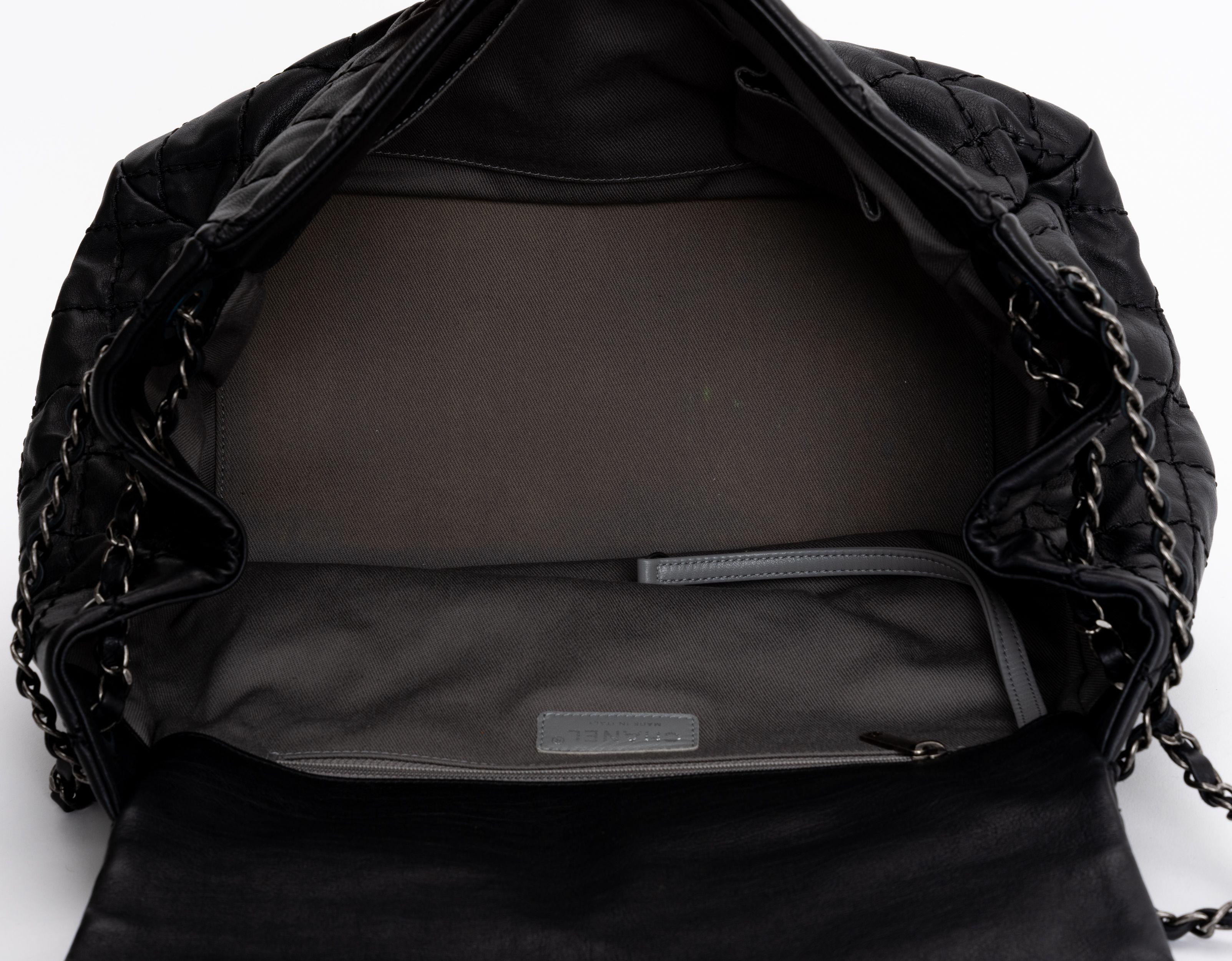 Chanel New Black Calfskin Flap Bag en vente 3