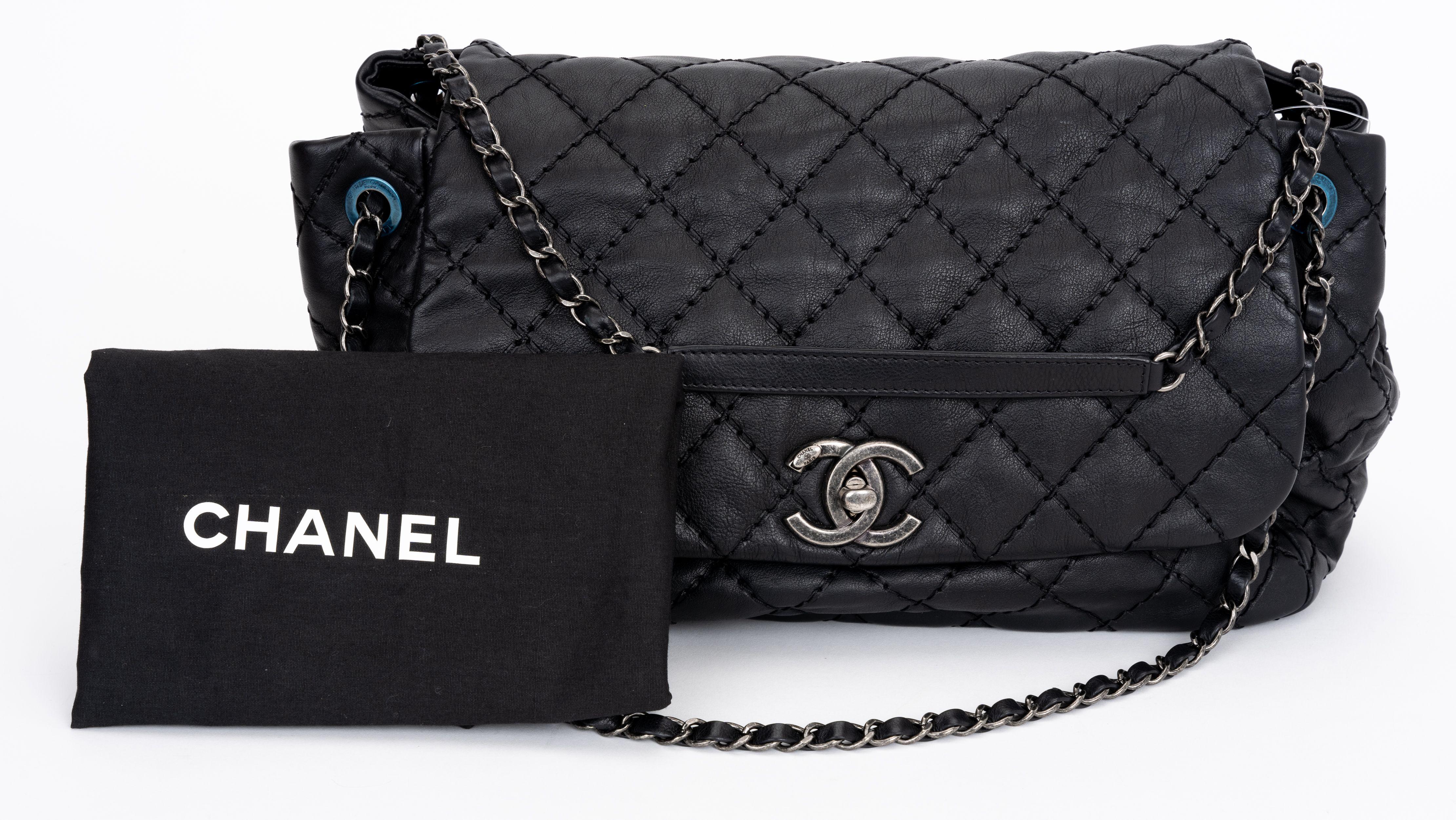 Chanel Neue Schwarze Klappentasche aus Kalbsleder im Angebot 4