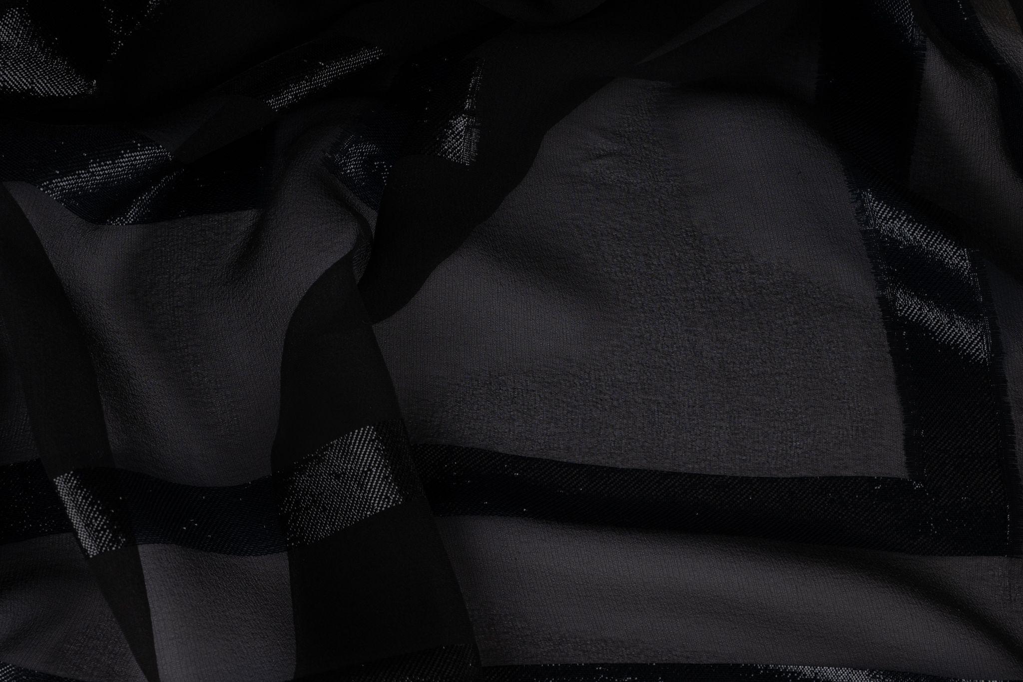 Chanel Nuevo  Chal de seda negro con logotipo CC en Nuevo estado para la venta en West Hollywood, CA