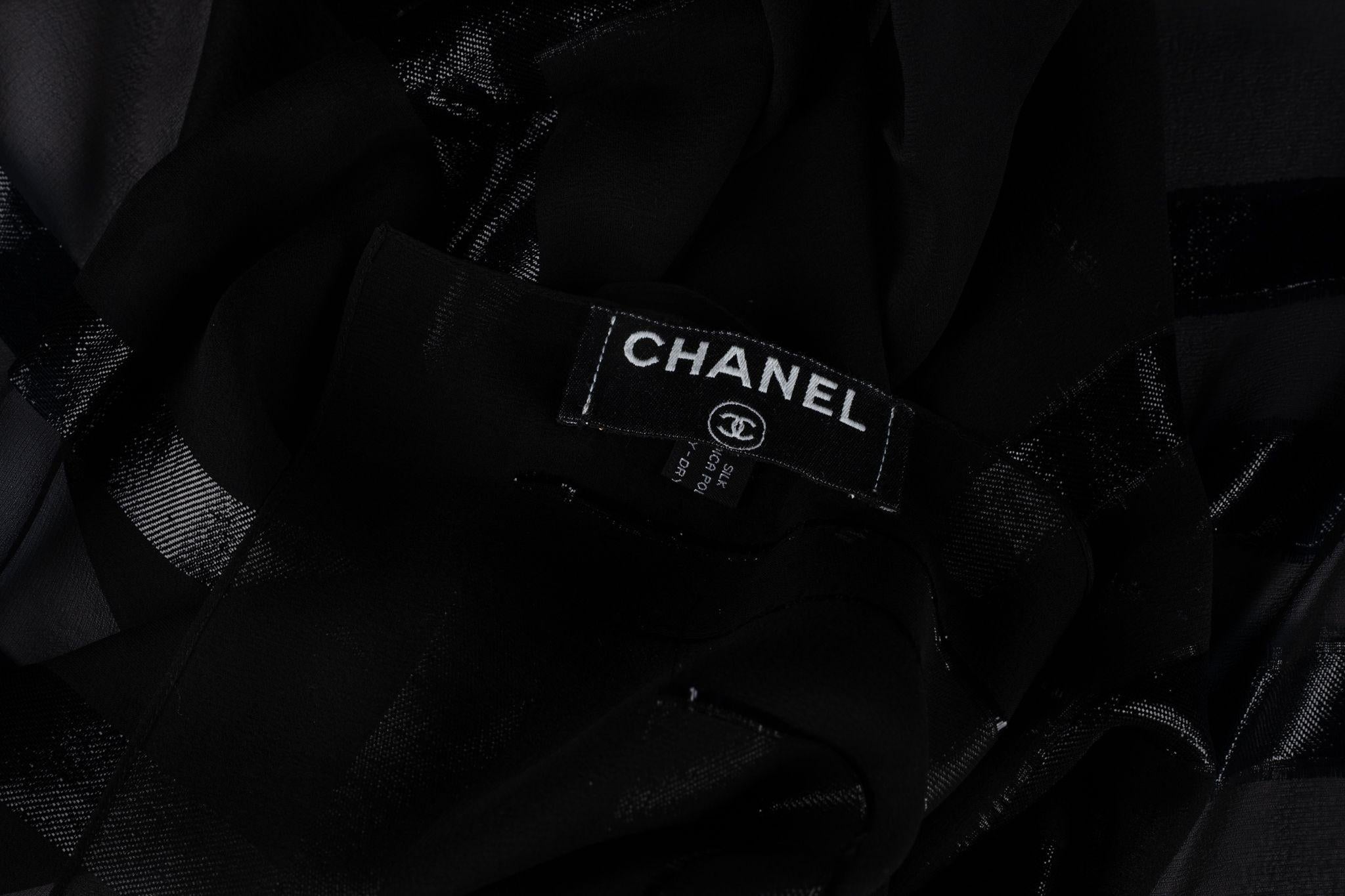 De las mujeres Chanel Nuevo  Chal de seda negro con logotipo CC en venta
