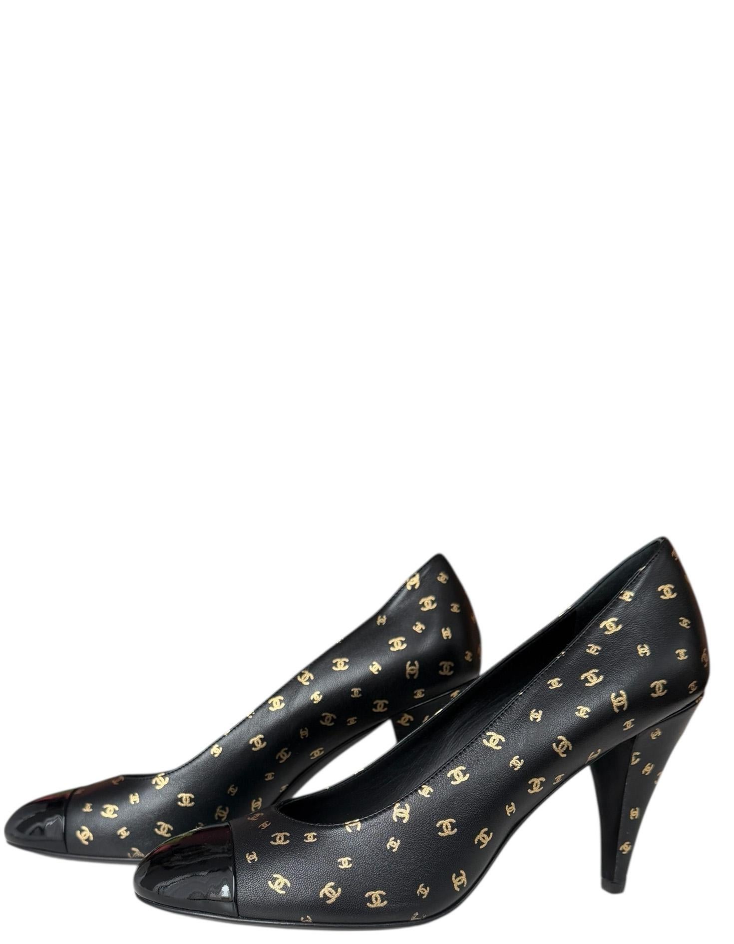 Chanel NUEVO Bombas de tacón alto con estampado CC negro sz 39.5

Fabricado en: Italia
Color: Negro y dorado
Materiales: Piel de cordero
Cierre/Apertura: Deslizante
Estado general: Nuevo, nunca usado
Incluye: 2 fundas guardapolvo Chanel

Talla