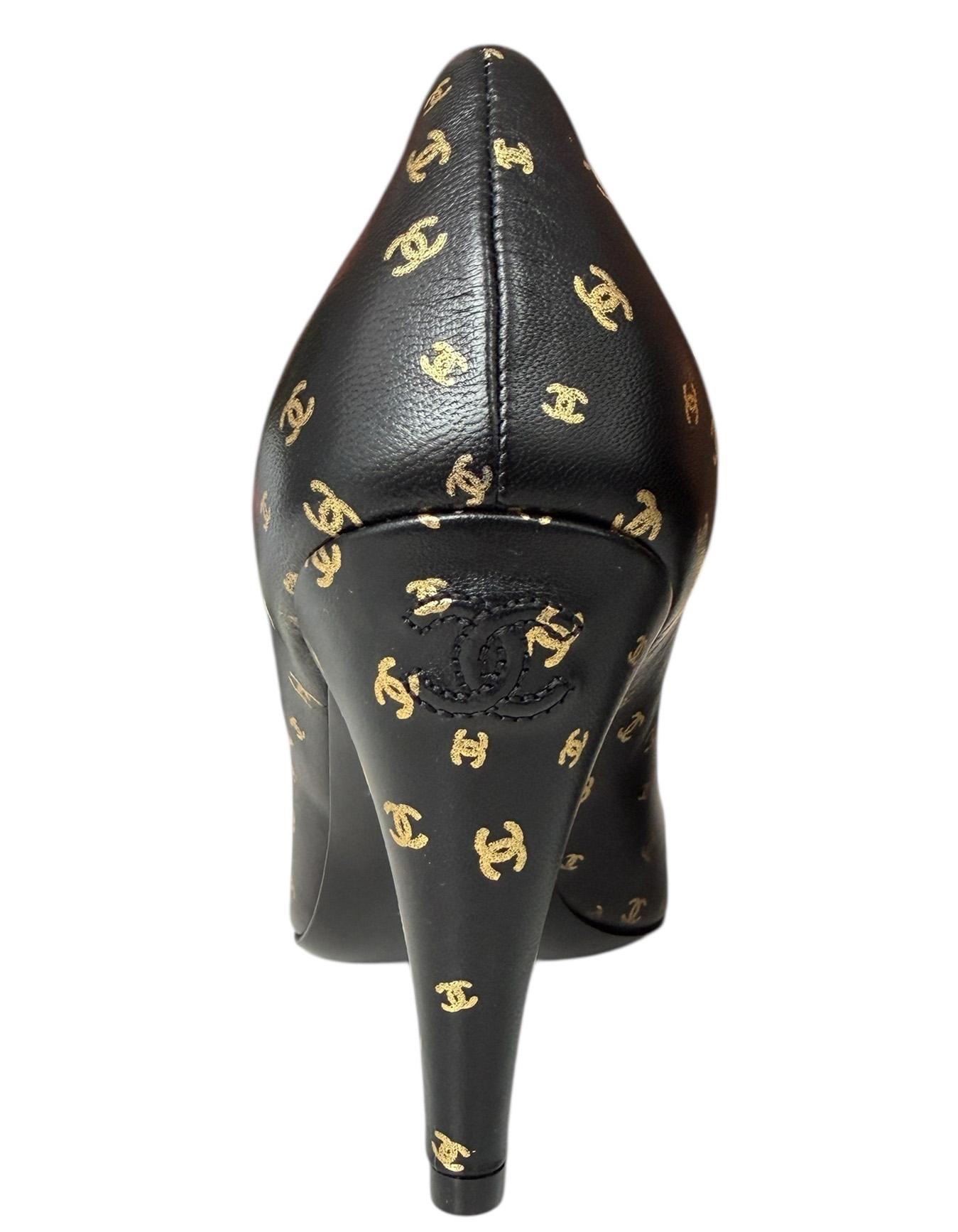 Chanel NUEVO Bombas de tacón alto con estampado CC negro sz 39.5 en Nuevo estado para la venta en New York, NY