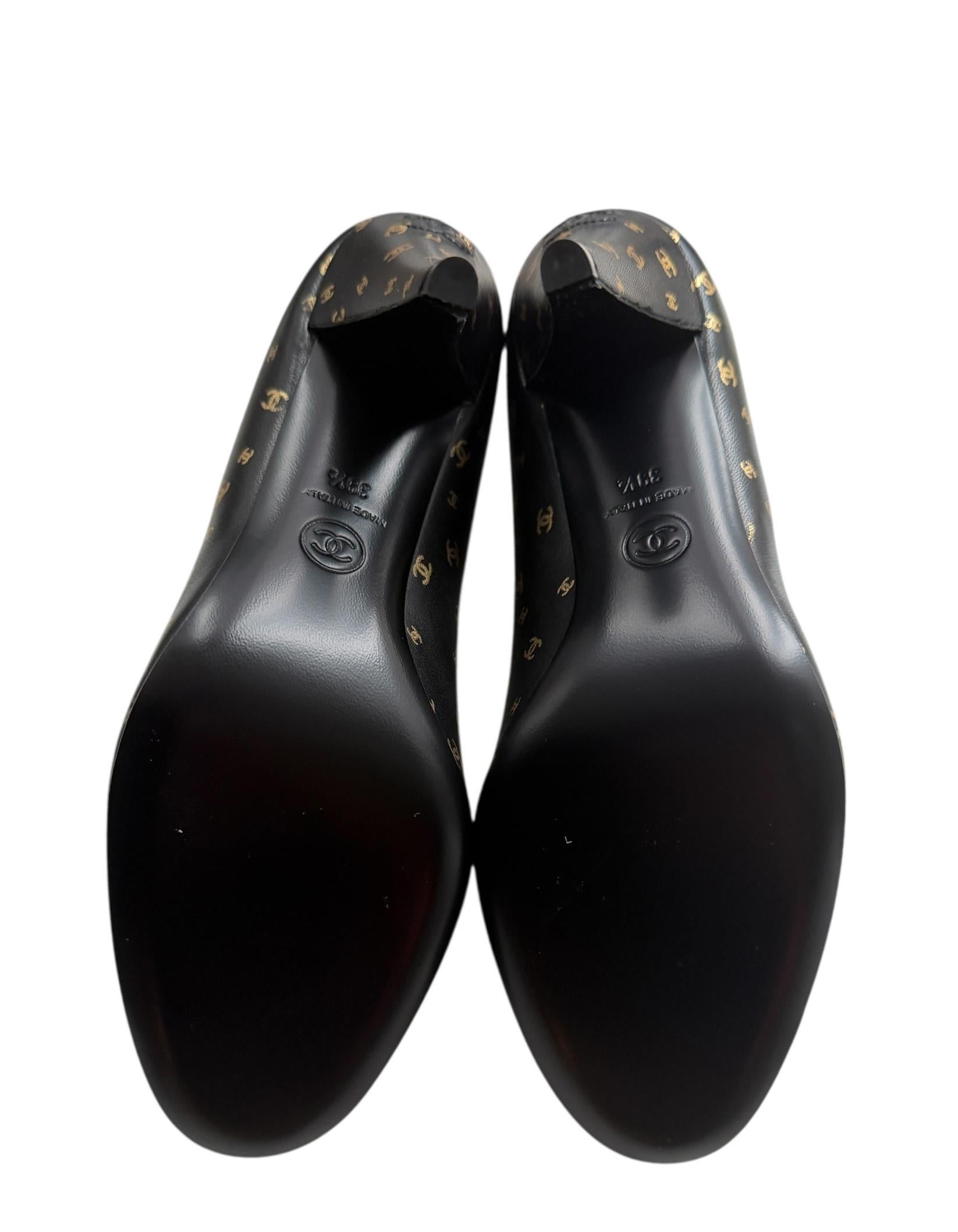 Chanel NUEVO Bombas de tacón alto con estampado CC negro sz 39.5 en venta 1