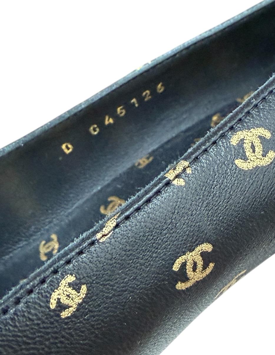 Chanel NUEVO Bombas de tacón alto con estampado CC negro sz 39.5 en venta 3