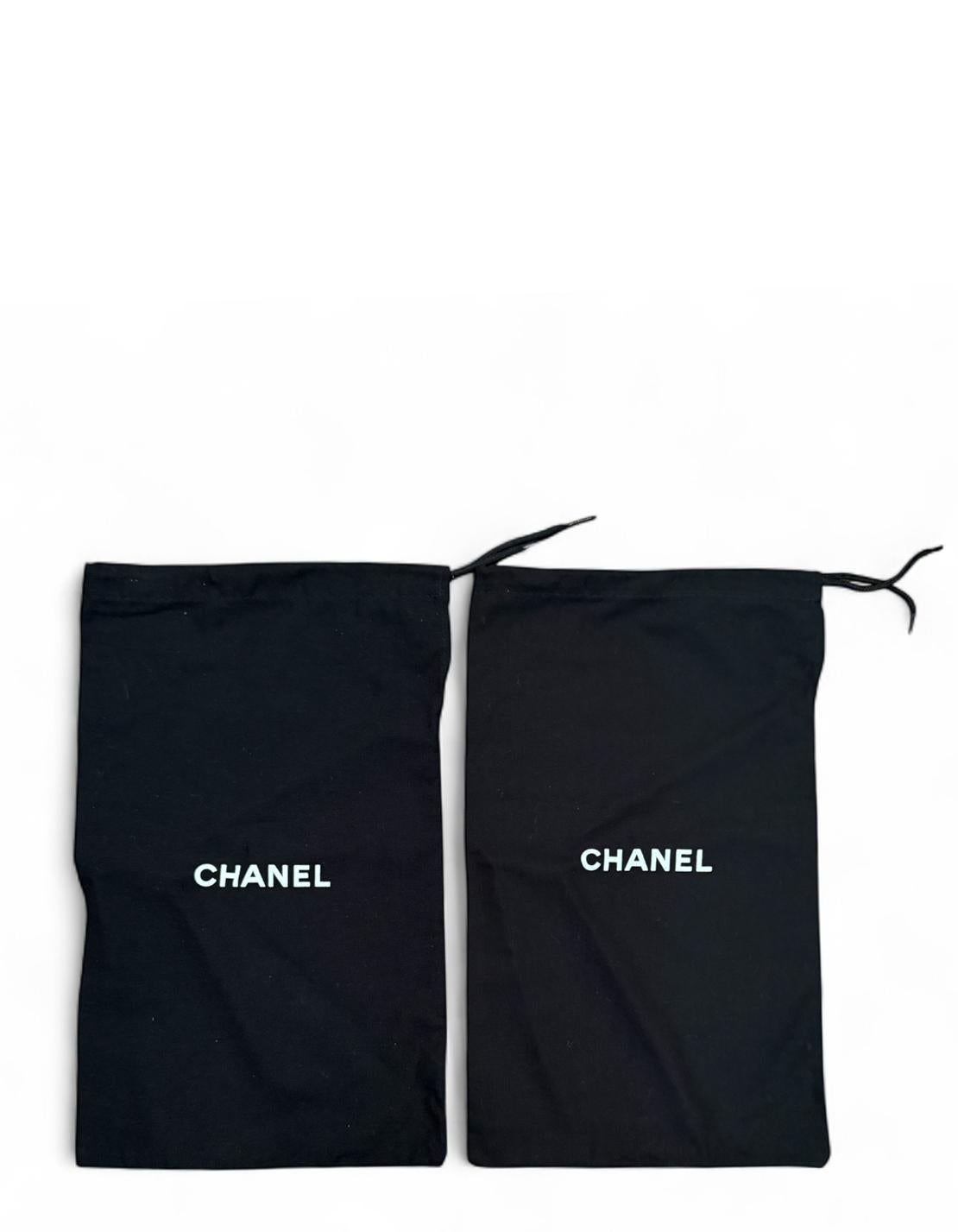 Chanel NUEVO Bombas de tacón alto con estampado CC negro sz 39.5 en venta 4