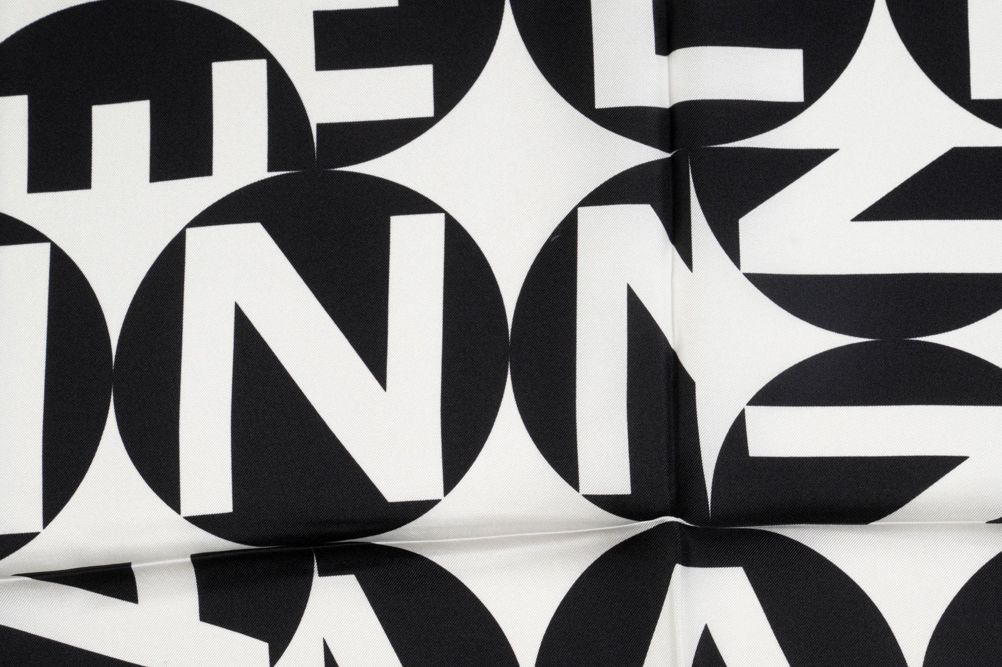 Women's or Men's Chanel New Black Foulard en Soie Scarf For Sale