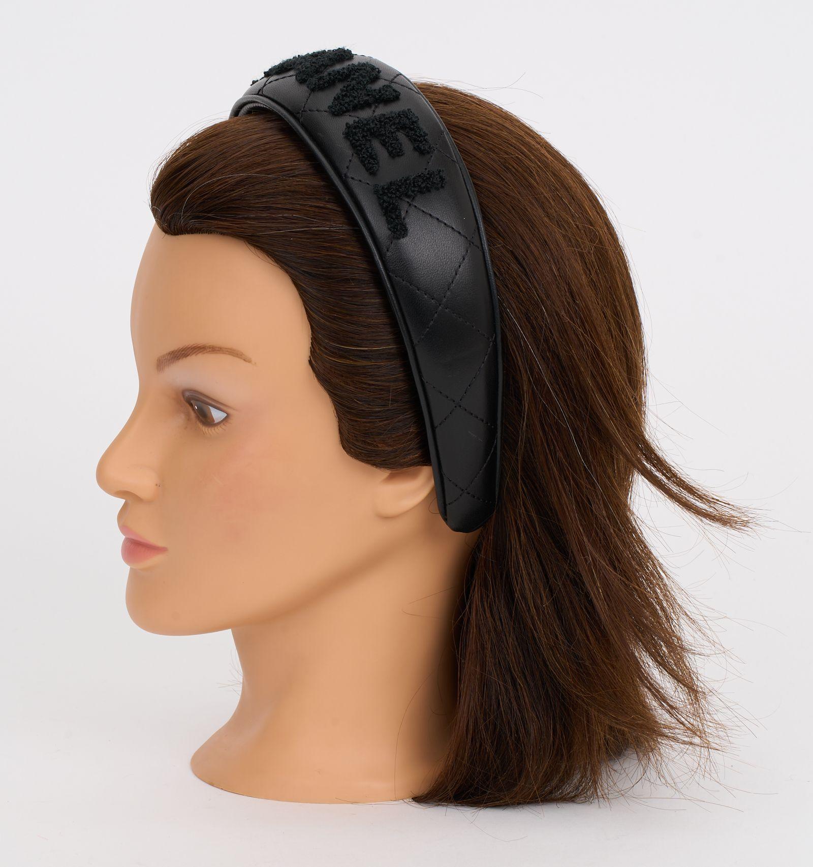 Ce bandeau Chanel en cuir matelassé noir, comporte le texte Chanel en peau de mouton, une coupe flexible et, est disponible en taille unique, collection 2024.  Cette pièce ajoute la touche parfaite à toute tenue de tous les jours. Neuf et inutilisé.
