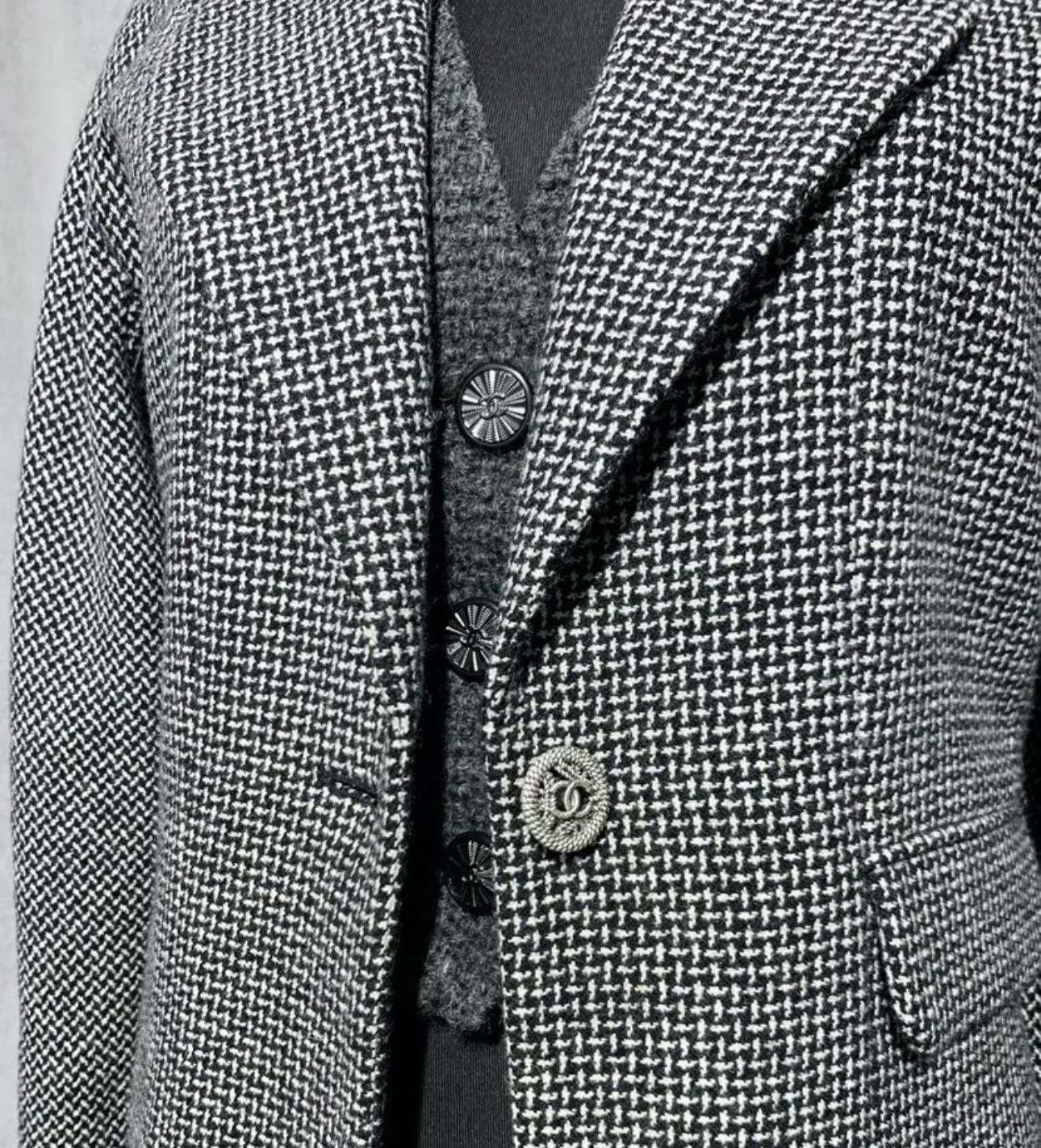 New Chanel timeless black tweed jacket with CC logo buttons at front and cuffs.
- tonal silk lining with camellias
Please note: vest is not included, it's for sale separately
Size mark of the jacket 36 FR. Never worn.