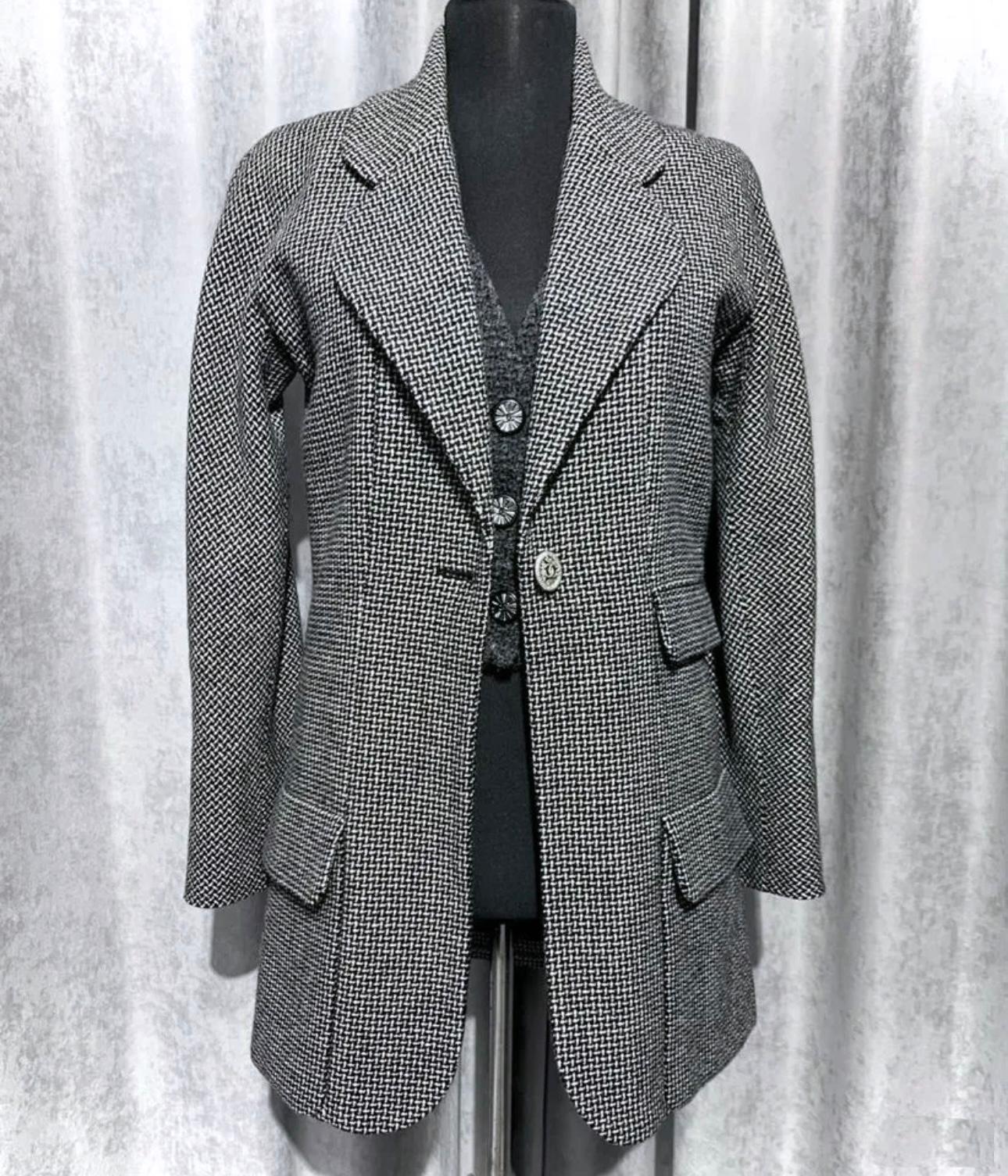 Chanel New Black Tweed Jacket with CC Buttons In New Condition For Sale In Dubai, AE