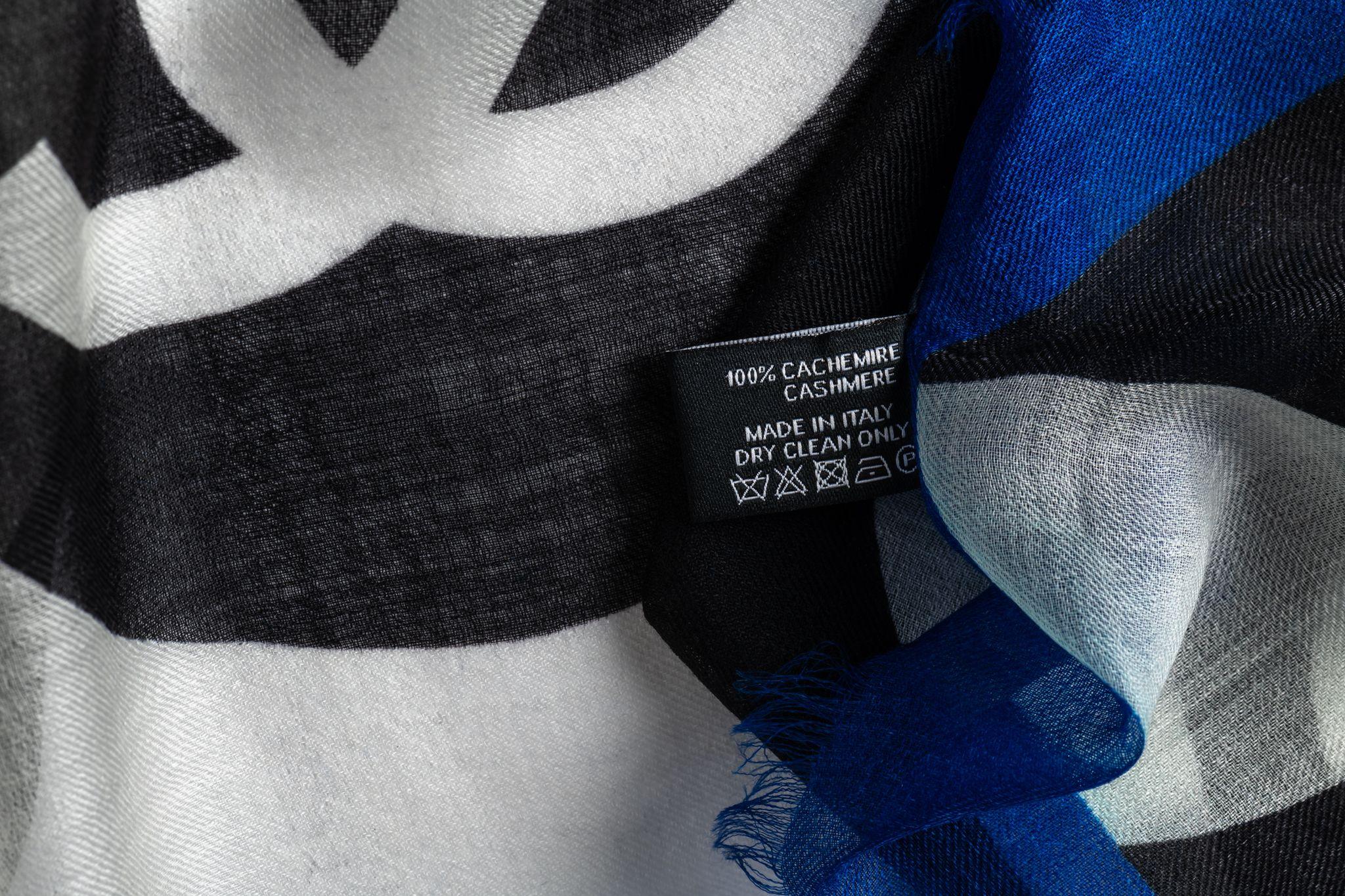 Chanel Neuer schwarz-weiß-blauer Logo-Schal (Schwarz) im Angebot