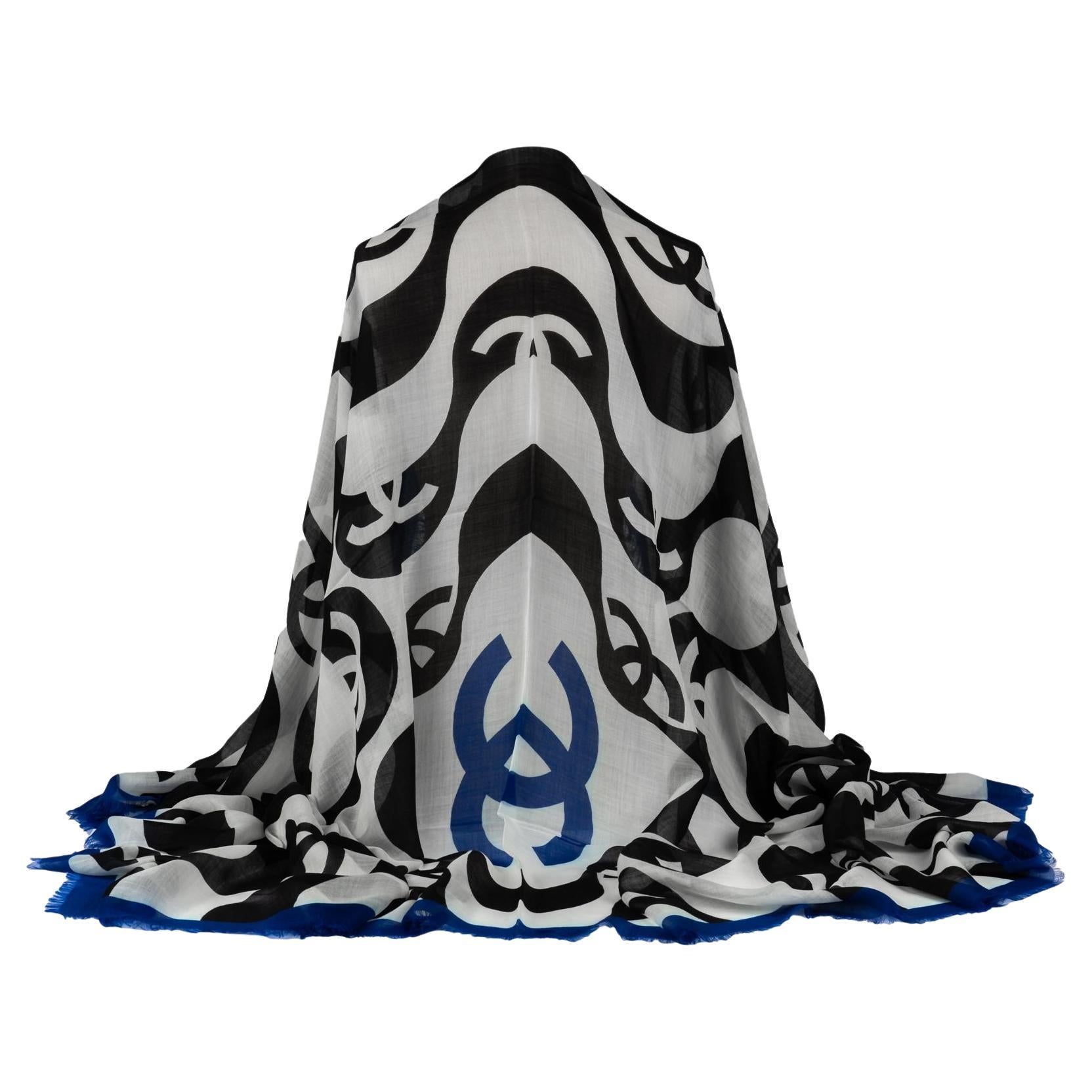 Chanel Neuer schwarz-weiß-blauer Logo-Schal im Angebot